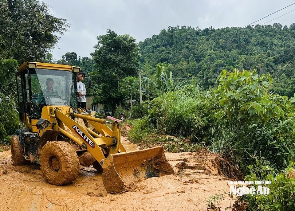Xe cơ giới được huy động vào việc khắc phục tình trạng sạt lở đất gây ách tắc Đăng Ký M.PG88 tại xã Tri Lễ. Ảnh: Bá Chài