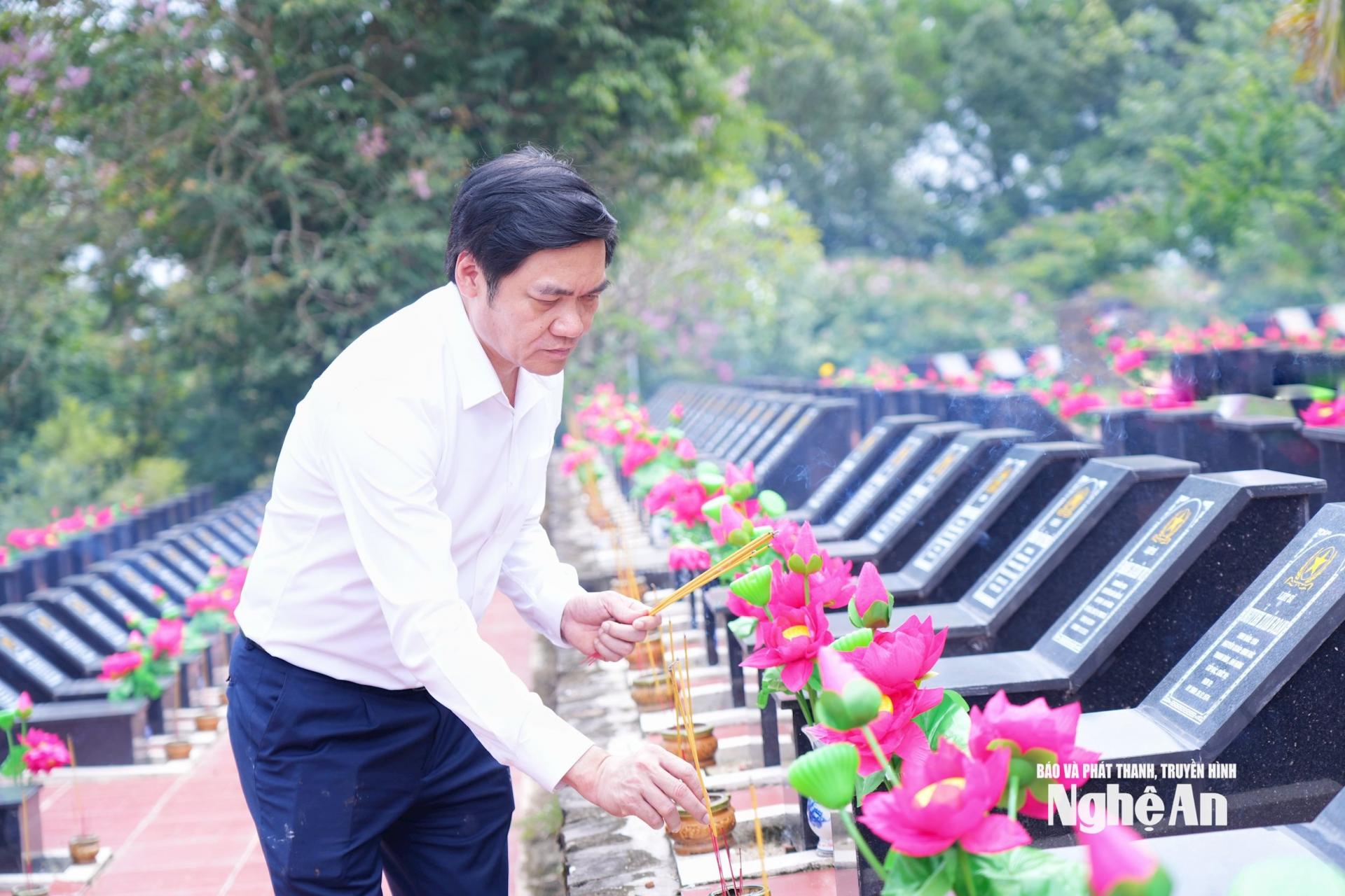 Phó Bí thư Thường trực Tỉnh ủy, PG88 go Bắn cá HĐND tỉnh dâng hương tri ân Anh hùng liệt sĩ tại Nghĩa trang liệt sĩ Bình Phước. Ảnh: Thành Cường