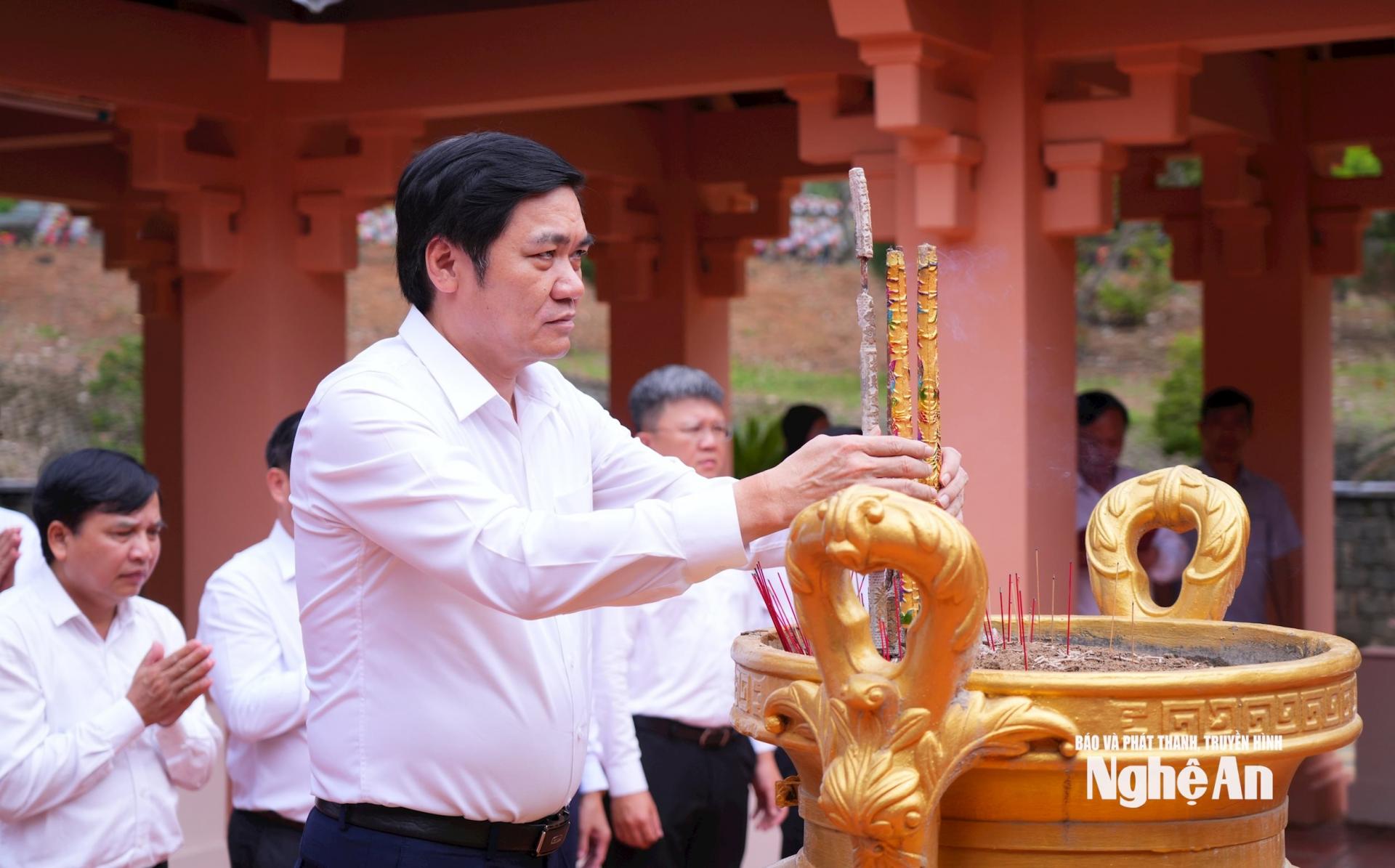 Đồng chí Hoàng Nghĩa Hiếu - Phó Bí thư Thường trực Tỉnh ủy, PG88 go Bắn cá HĐND tỉnh dâng hương tưởng niệm PG88 go Bắn cá Hồ Chí Minh. Ảnh: Thành Cường