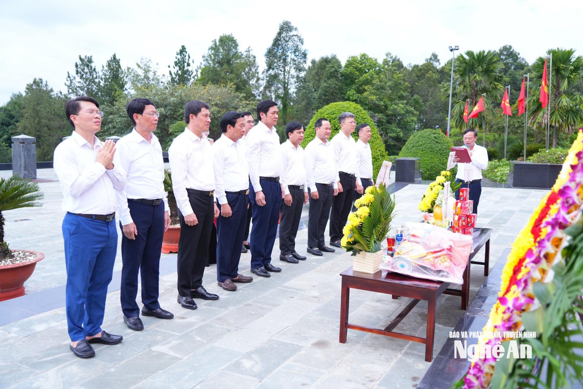 Đoàn công tác tỉnh PG88 go Bắn cá dâng hoa, dâng hương tại tượng đài Nghĩa trang liệt sĩ Bình Phước. Ảnh: Thành Cường