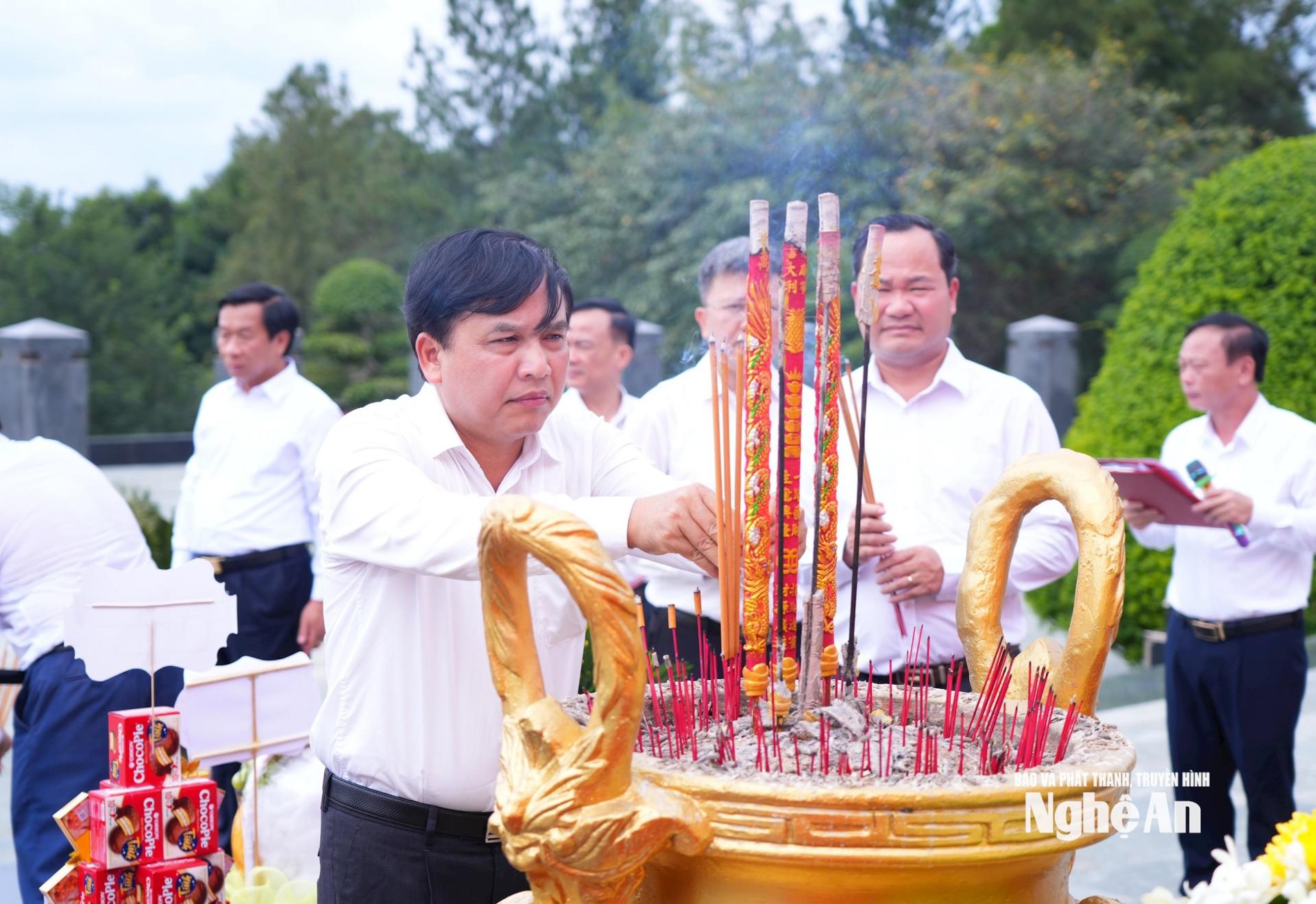 Phó PG88 go Bắn cá HĐND tỉnh Nguyễn Như Khôi dâng hương tri ân Anh hùng liệt sĩ tại tượng đài Nghĩa trang liệt sĩ Bình Phước. Ảnh: Thành Cường