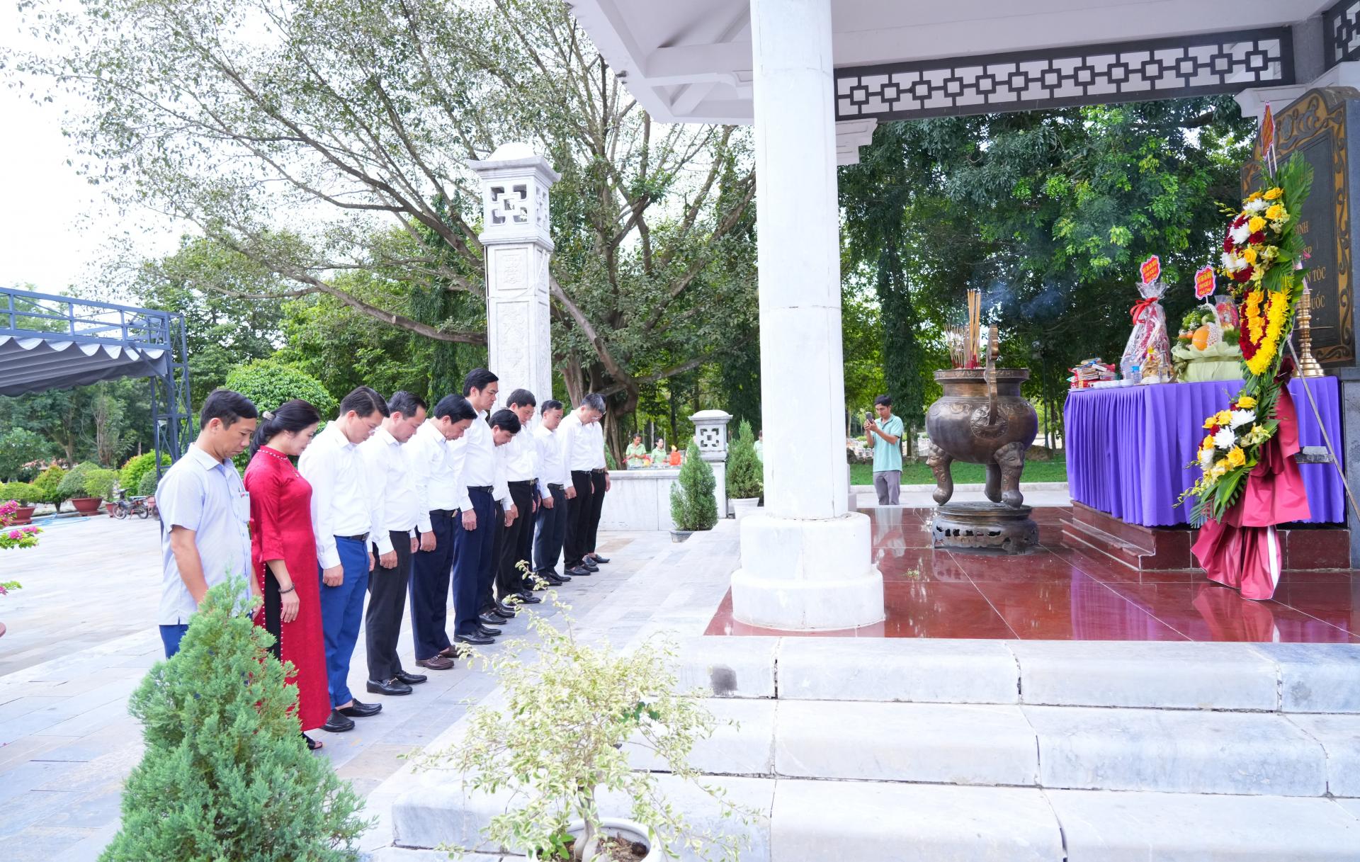 Đoàn công tác tỉnh PG88 go Bắn cá tưởng nhớ các Anh hùng, liệt sĩ. Ảnh: Thành Cường