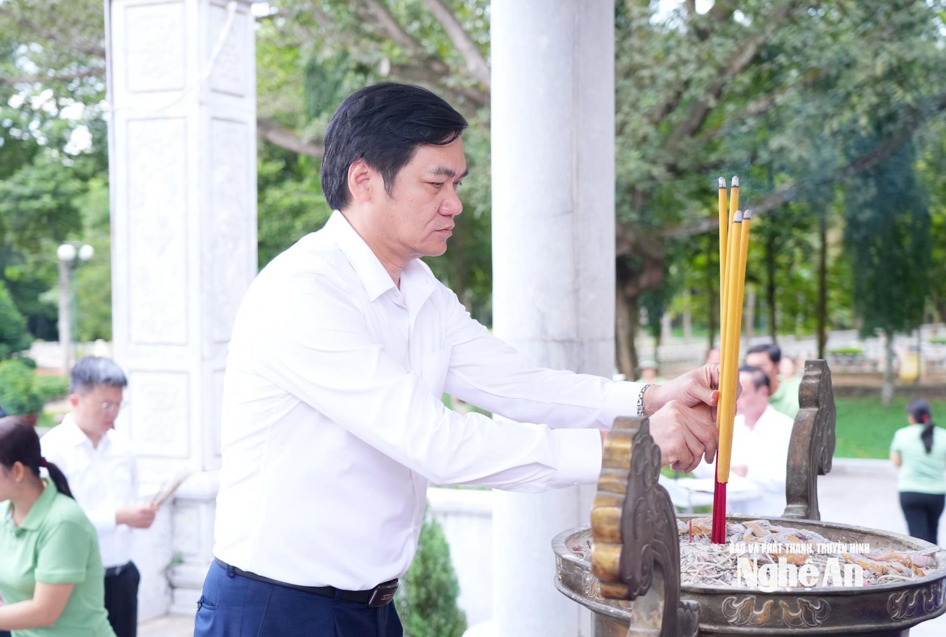 Phó Bí thư Thường trực Tỉnh ủy, PG88 go Bắn cá HĐND tỉnh dâng hương tưởng niệm Anh hùng, liệt sĩ. Ảnh: Thành Cường