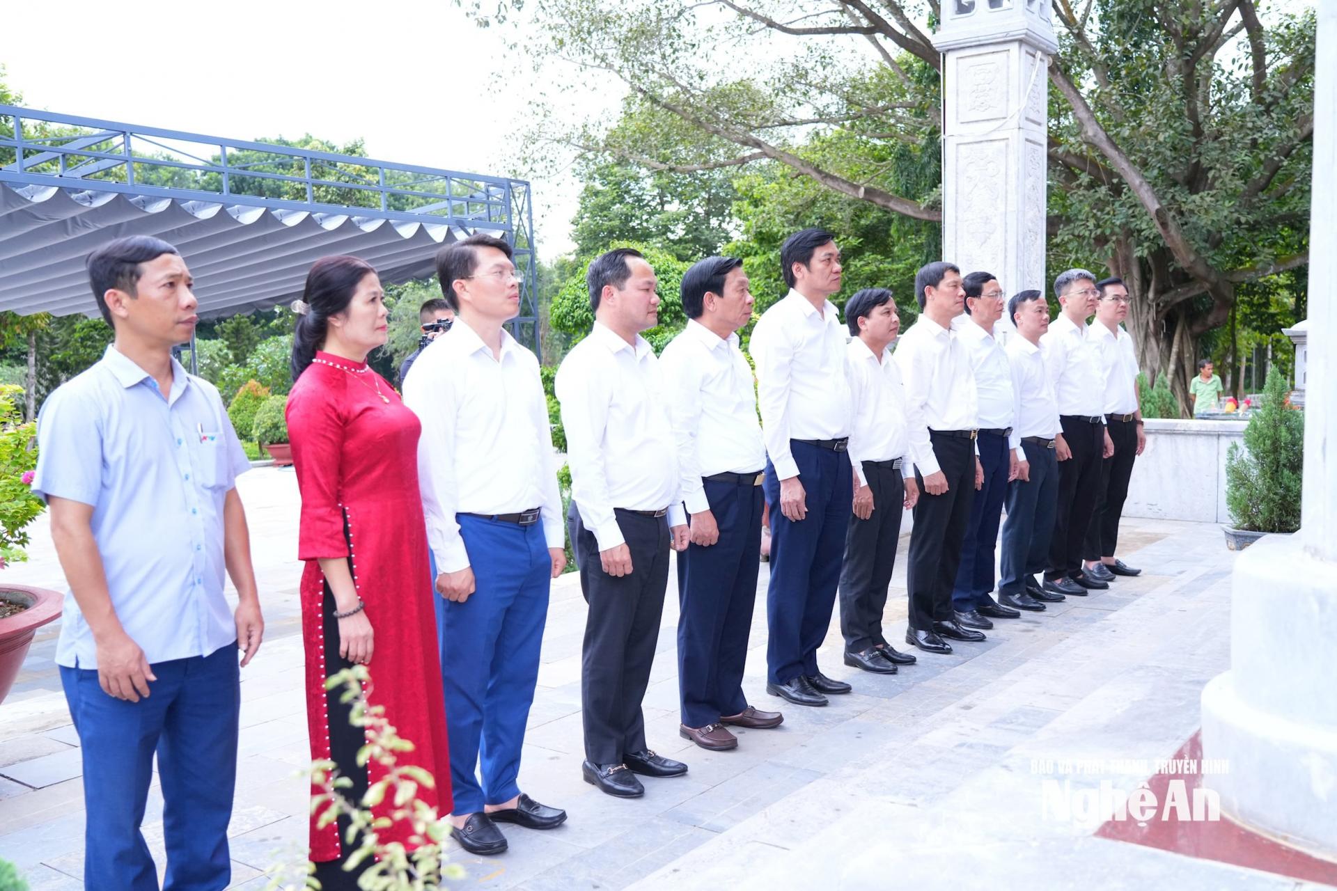 Đoàn công tác tỉnh PG88 go Bắn cá tổ chức lễ tưởng niệm tại Nghĩa trang liệt sĩ Tân Biên. Ảnh: Thành Cường