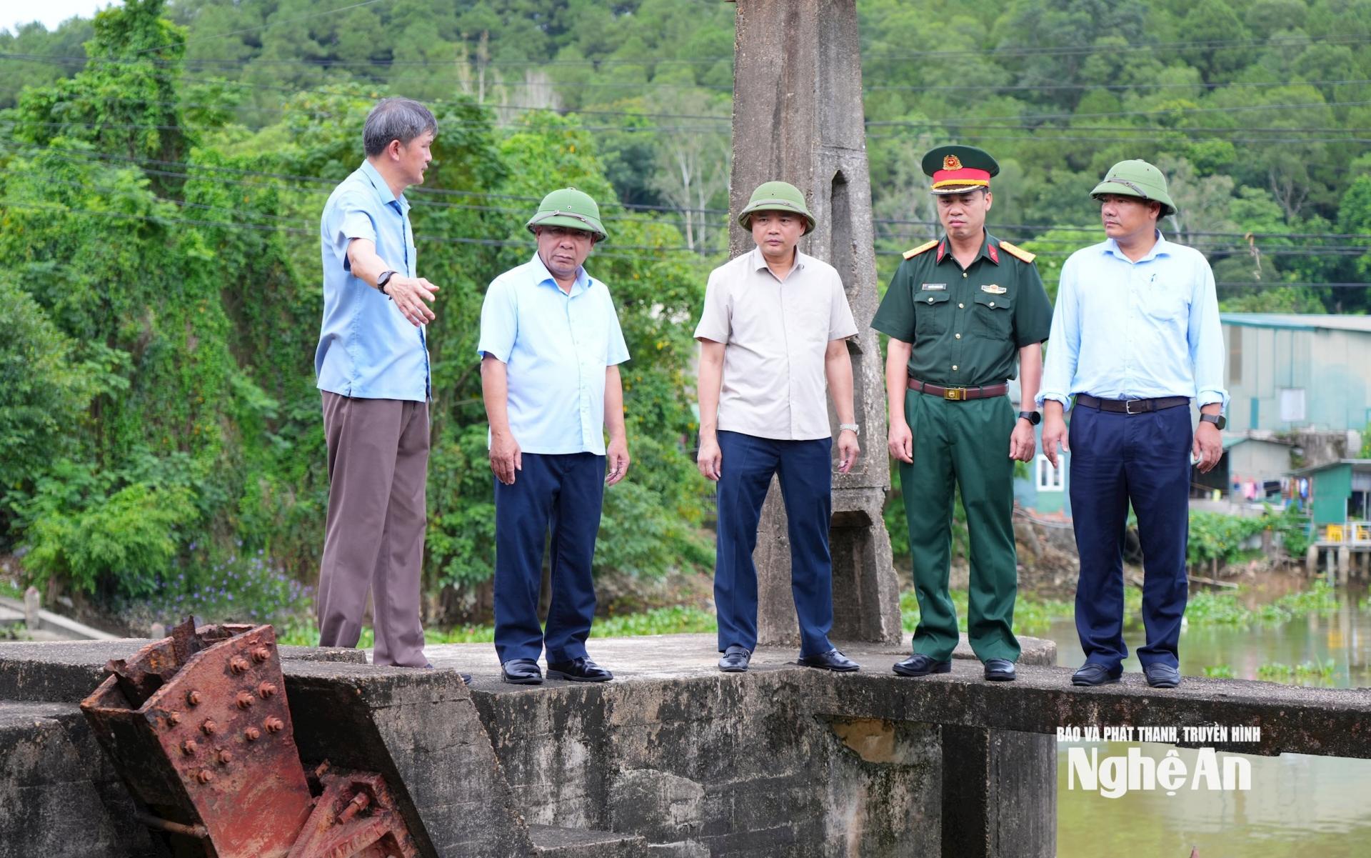 Phó PG88 go Bắn cá UBND tỉnh Nguyễn Văn Đệ kiểm tra bara Bến Thủy. Ảnh: Thành Cường