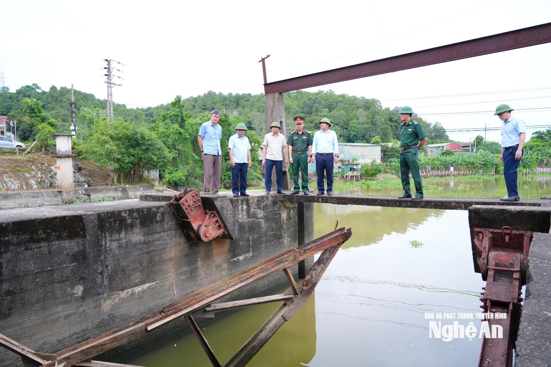 Cửa van cung của Bara Bến Thuỷ đã bị gãy, chưa khắc phục được. Ảnh: Thành Cường