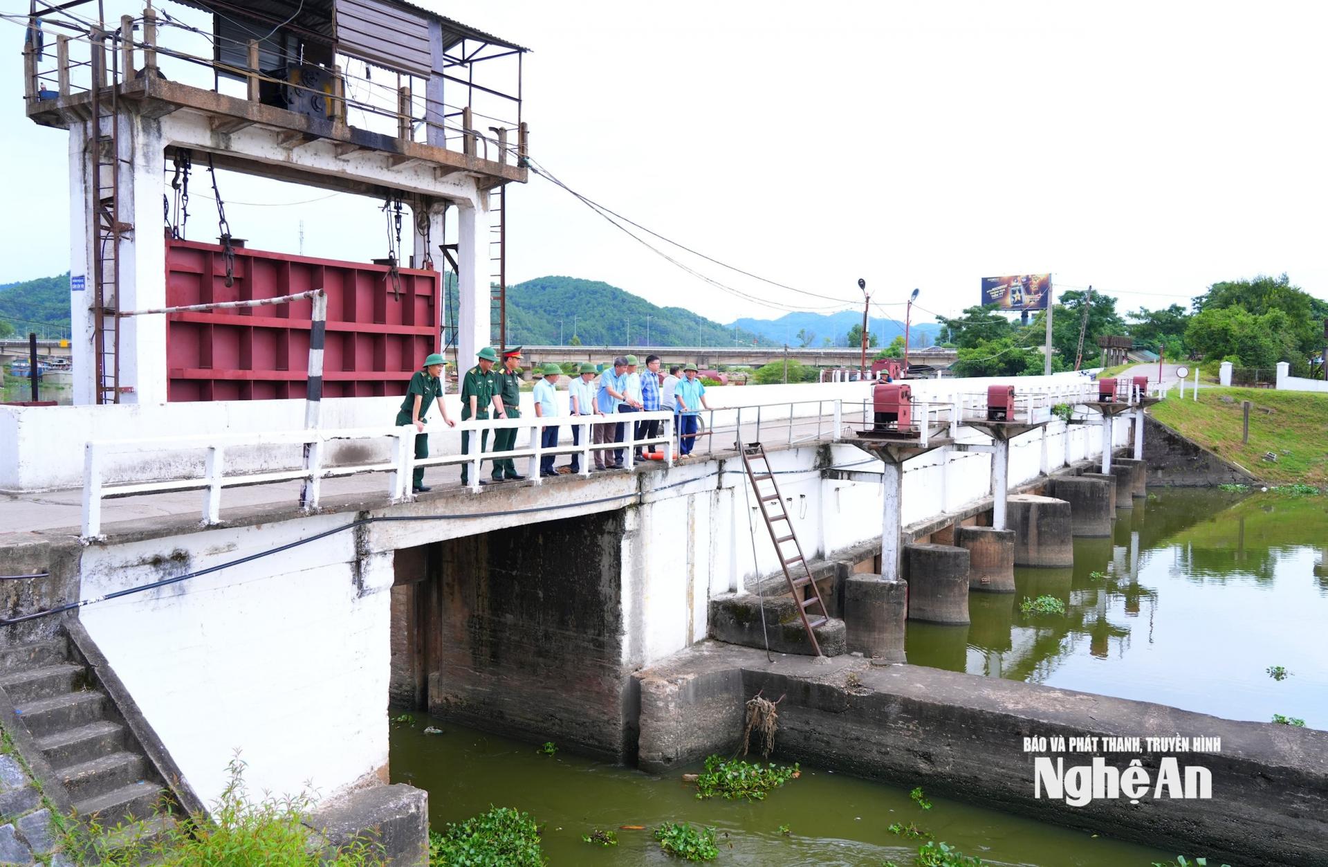 Đoàn kiểm tra tại Bara Bến Thủy - công trình có tác dụng ngăn mặn, giữ ngọt, tiêu thoát lũ cho địa bàn các xã Trường Vinh, Thành Vinh, Vinh Phú, Hưng Nguyên. Ảnh: Thành Cường