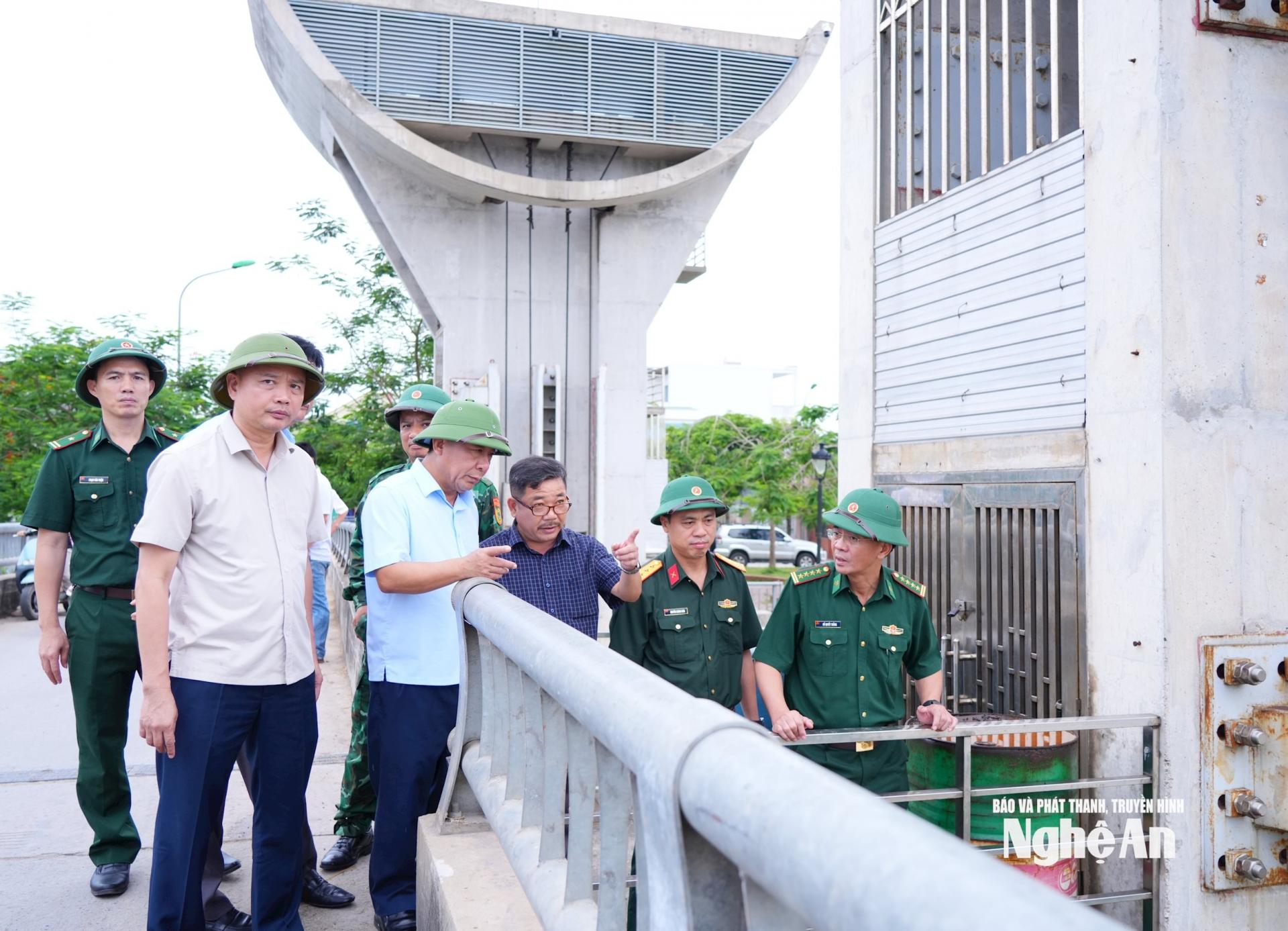 Phó PG88 go Bắn cá UBND tỉnh Nguyễn Văn Đệ kiểm tra công tác tiêu úng tại cống Diễn Thành. Ảnh: Thành Cường