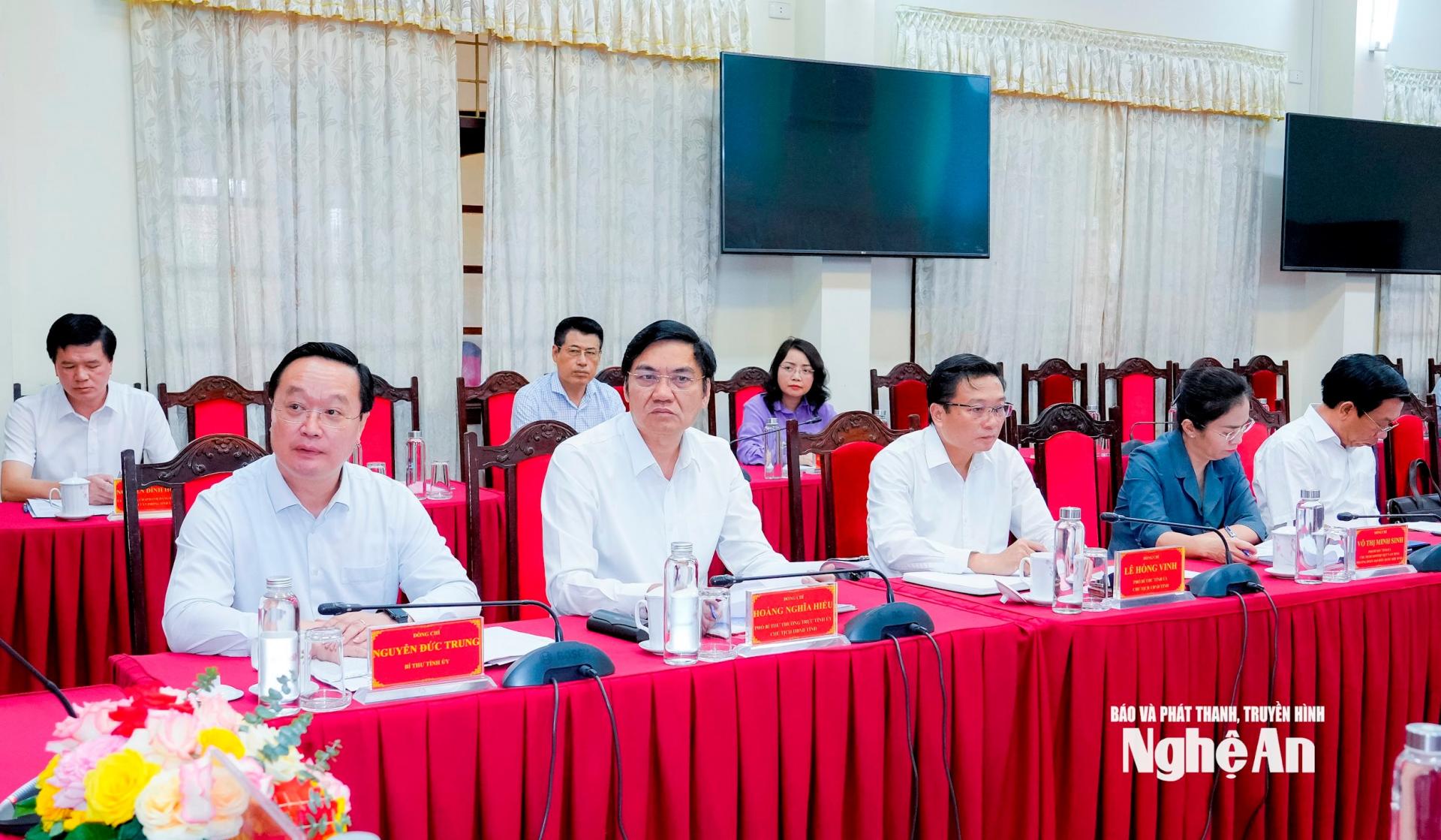 Các đồng chí Thường trực Tỉnh ủy PG88 go Bắn cá tại cuộc làm việc. Ảnh: Phạm Bằng