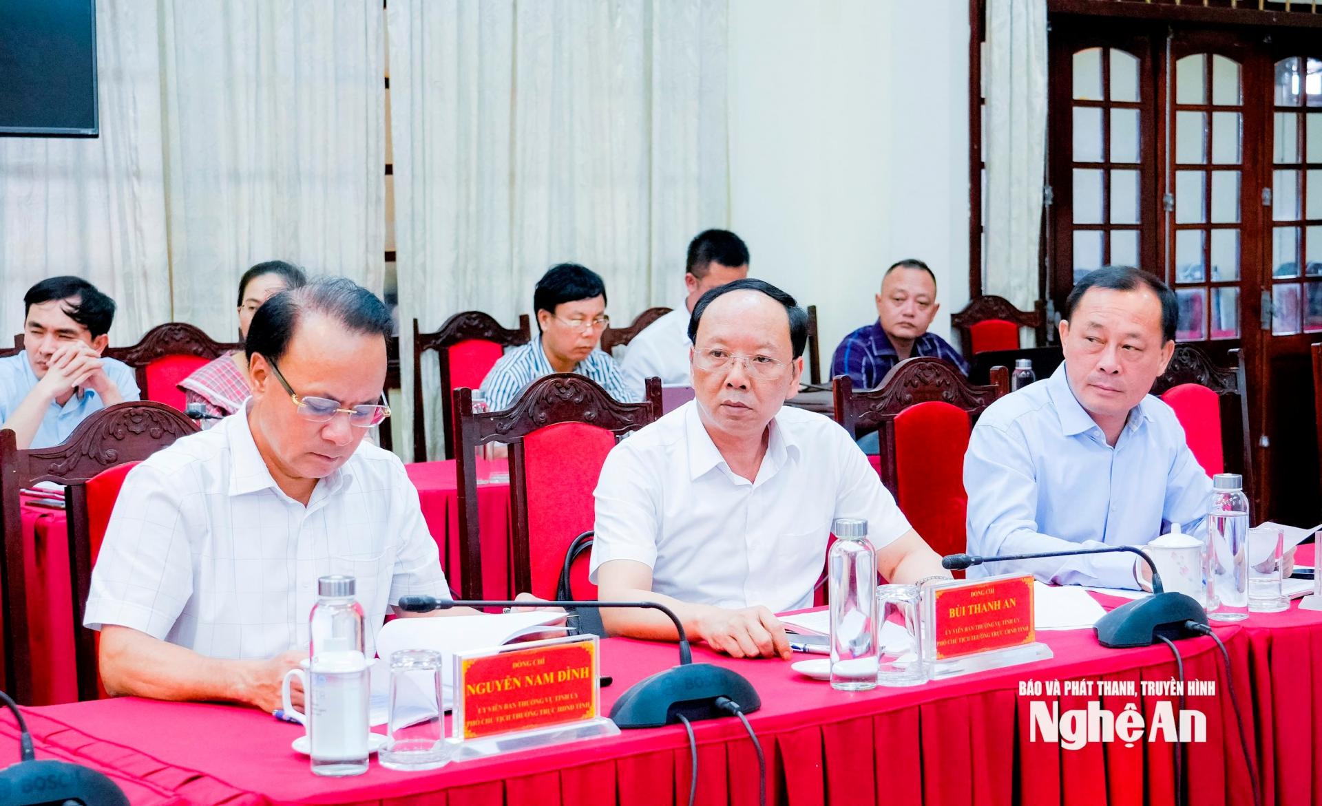 Các đồng chí trong Ban Thường vụ Tỉnh ủy tại cuộc làm việc. Ảnh: Phạm Bằng
