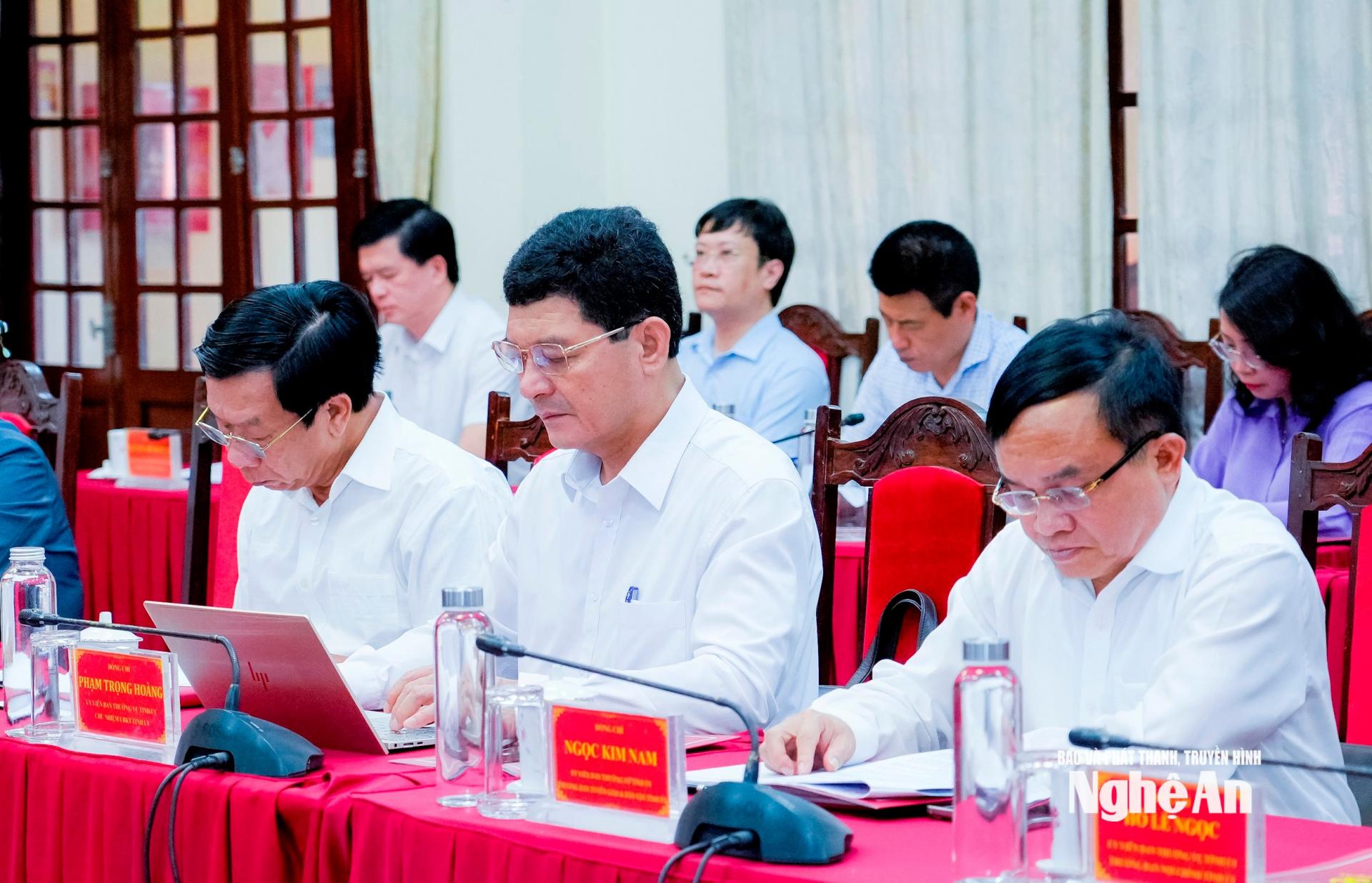 Các đồng chí trong Ban Thường vụ Tỉnh ủy tại cuộc làm việc. Ảnh: Phạm Bằng