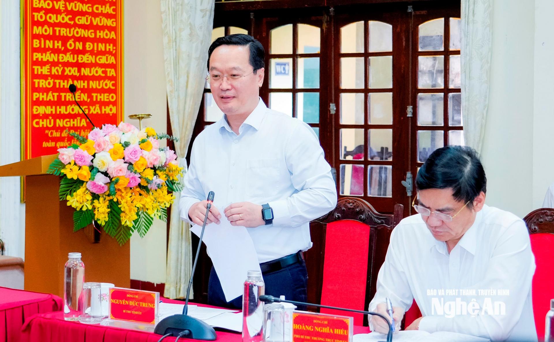 Đồng chí Nguyễn Đức Trung - Bí thư Tỉnh ủy trình bày kết quả thực hiện các kết luận của Bộ Chính trị, Ban Bí thư về tổ chức, hoạt động của chính quyền địa phương 2 cấp; phát triển kinh tế - xã hội, đặc biệt là thực hiện “bộ tứ trụ cột” gồm các Nghị quyết số 57, 59, 66, 68 của Bộ Chính trị trên địa bàn tỉnh PG88 go Bắn cá; công tác chuẩn bị đại hội Đảng các cấp; thực hiện chế độ, chính sách cho cán bộ, công chức, viên chức; tình hình tư tưởng đội ngũ cán bộ, đảng viên, các tầng lớp Nhân dân thực hiện các chủ trương, chính sách mới trên địa bàn tỉnh. Ảnh: Phạm Bằng
