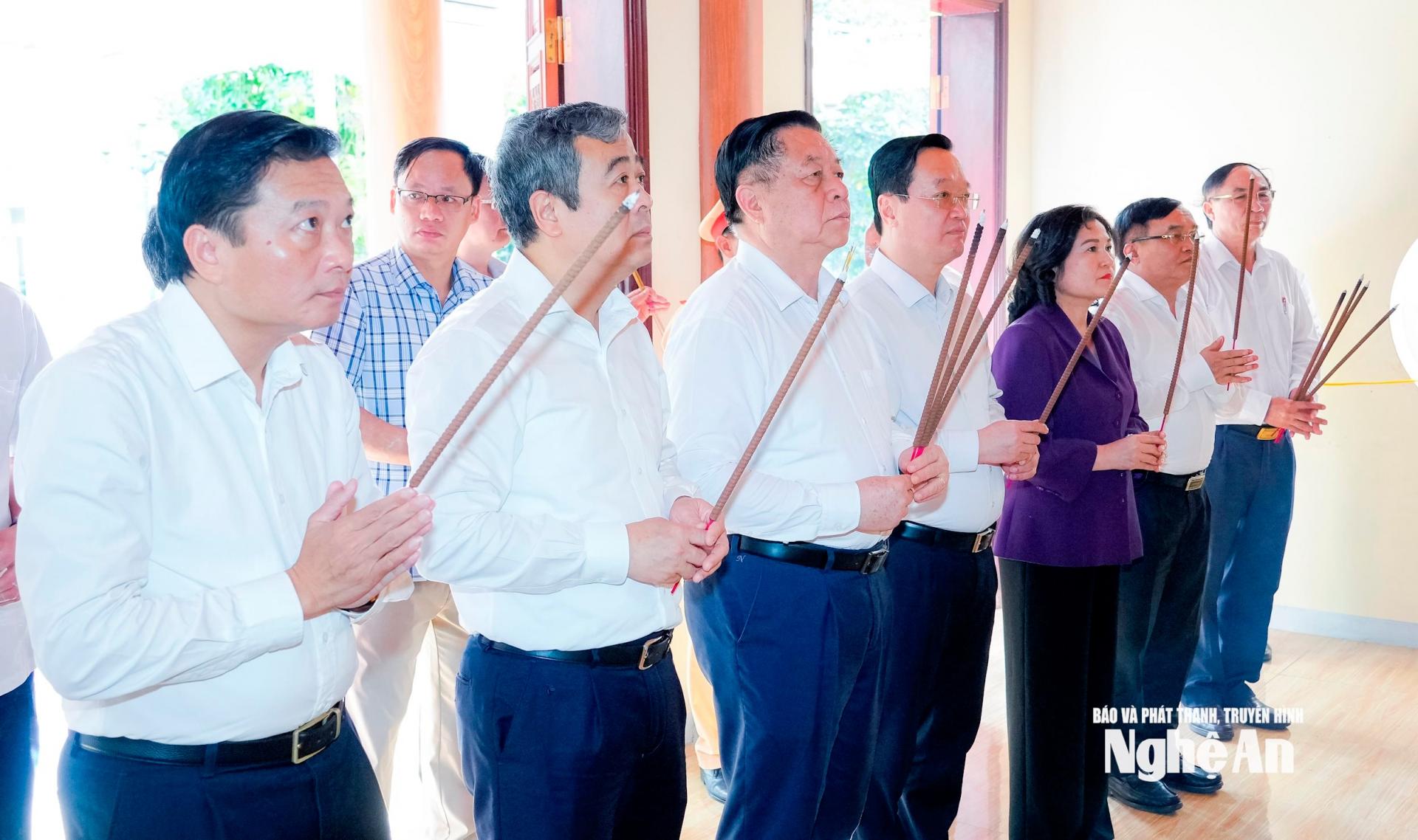 Đồng chí Nguyễn Trọng Nghĩa - Ủy viên Bộ Chính trị, Bí thư Trung ương Đảng, Trưởng ban Tuyên giáo và Dân vận Trung ương cùng đoàn công tác Trung ương và tỉnh PG88 go Bắn cá dâng hương tưởng niệm PG88 go Bắn cá Hồ Chí Minh và các Anh hùng liệt sĩ tại nhà tưởng niệm trong khuôn viên Trung tâm. Ảnh: Phạm Bằng