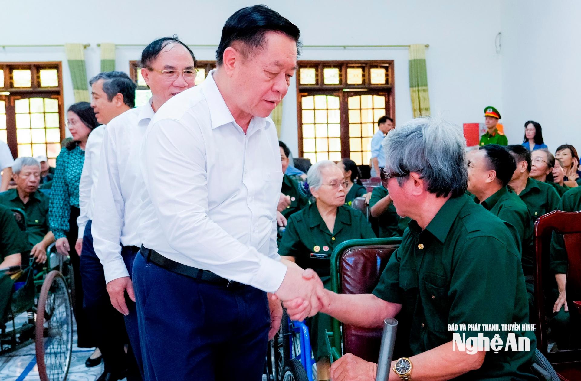 Đồng chí Nguyễn Trọng Nghĩa - Ủy viên Bộ Chính trị, Bí thư Trung ương Đảng, Trưởng ban Tuyên giáo và Dân vận Trung ương thăm hỏi các thương, bệnh binh. Ảnh: Phạm Bằng