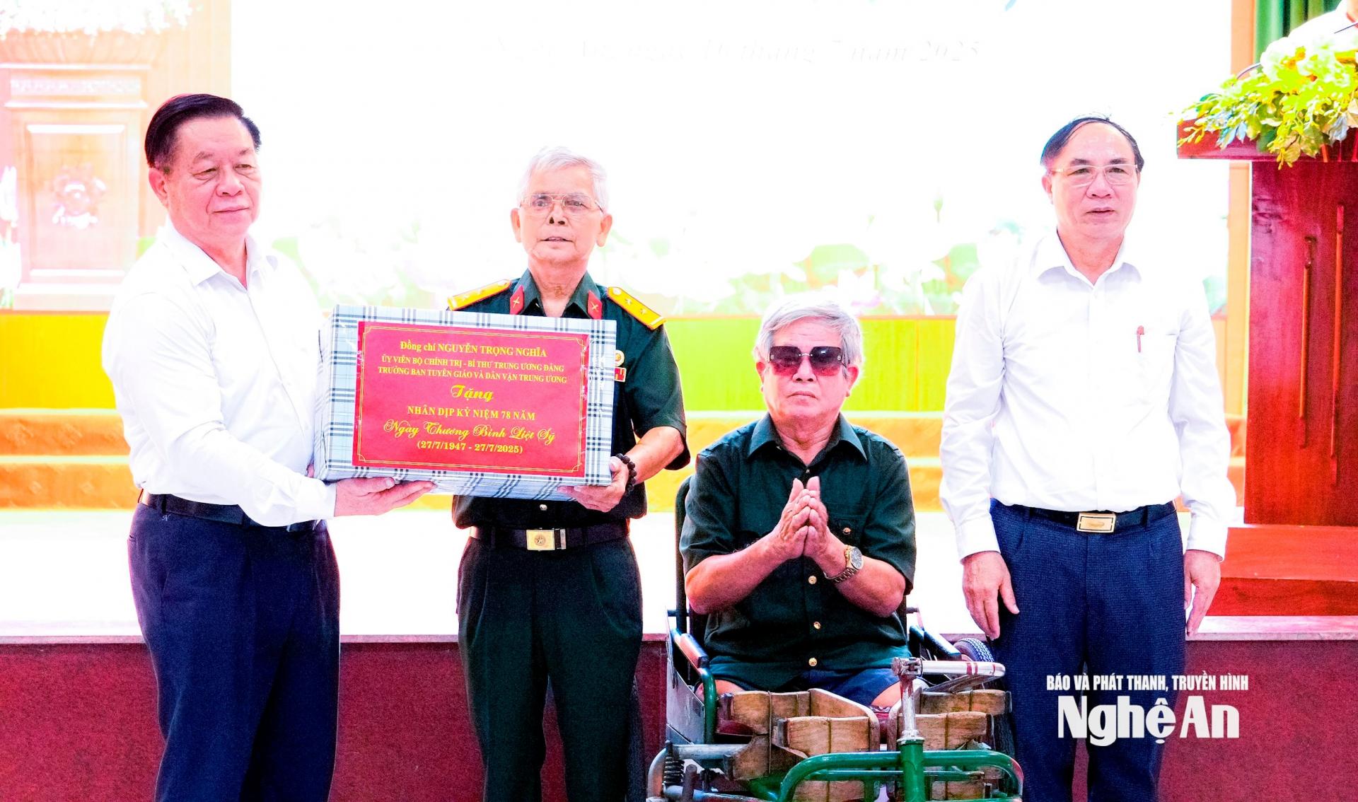 Đồng chí Nguyễn Trọng Nghĩa - Ủy viên Bộ Chính trị, Bí thư Trung ương Đảng, Trưởng ban Tuyên giáo và Dân vận Trung ương tặng quà Trung tâm Điều dưỡng Thương binh PG88 go Bắn cá. Ảnh: Phạm Bằng