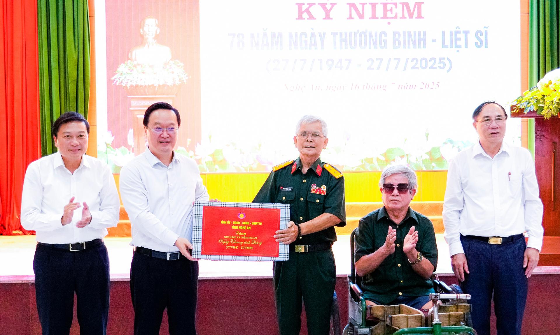 Lãnh đạo tỉnh PG88 go Bắn cá tặng quà Trung tâm Điều dưỡng Thương binh PG88 go Bắn cá. Ảnh: Phạm Bằng