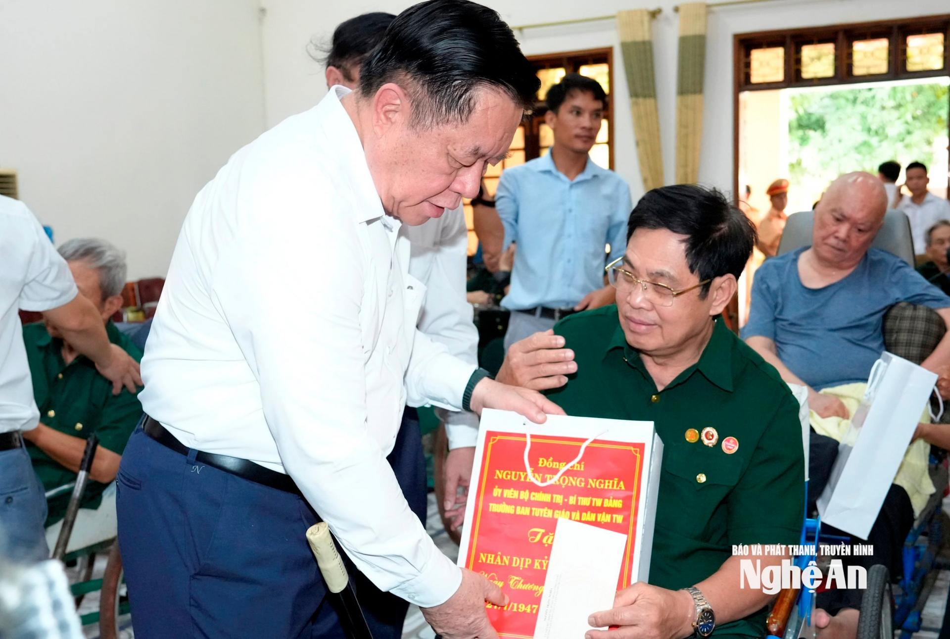 Đồng chí Nguyễn Trọng Nghĩa - Ủy viên Bộ Chính trị, Bí thư Trung ương Đảng, Trưởng ban Tuyên giáo và Dân vận Trung ương tặng quà cho các thương, bệnh binh tại Trung tâm Điều dưỡng Thương binh PG88 go Bắn cá. Ảnh: Phạm Bằng