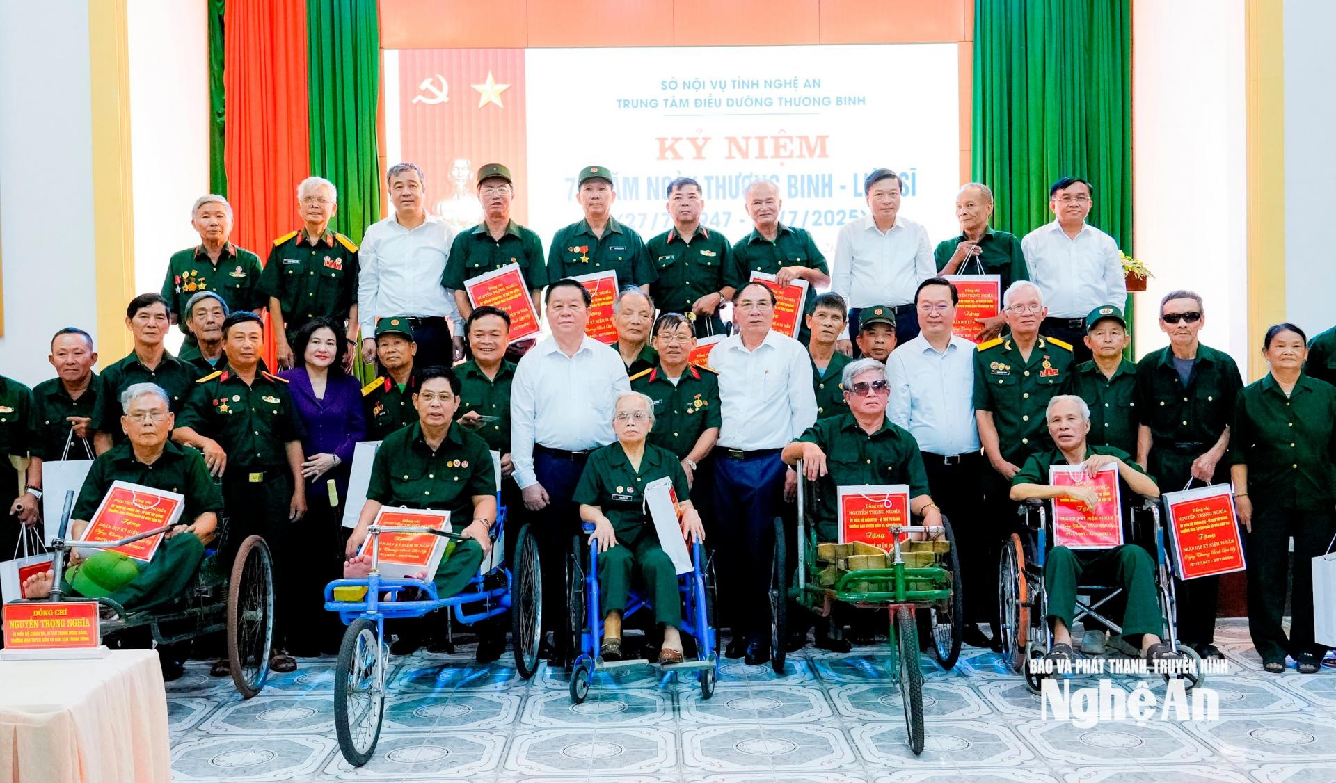 Trưởng ban Tuyên giáo và Dân vận Trung ương Nguyễn Trọng Nghĩa cùng lãnh đạo tỉnh chụp ảnh với các thương, bệnh binh tại Trung tâm Điều dưỡng Thương binh PG88 go Bắn cá. Ảnh: Phạm Bằng