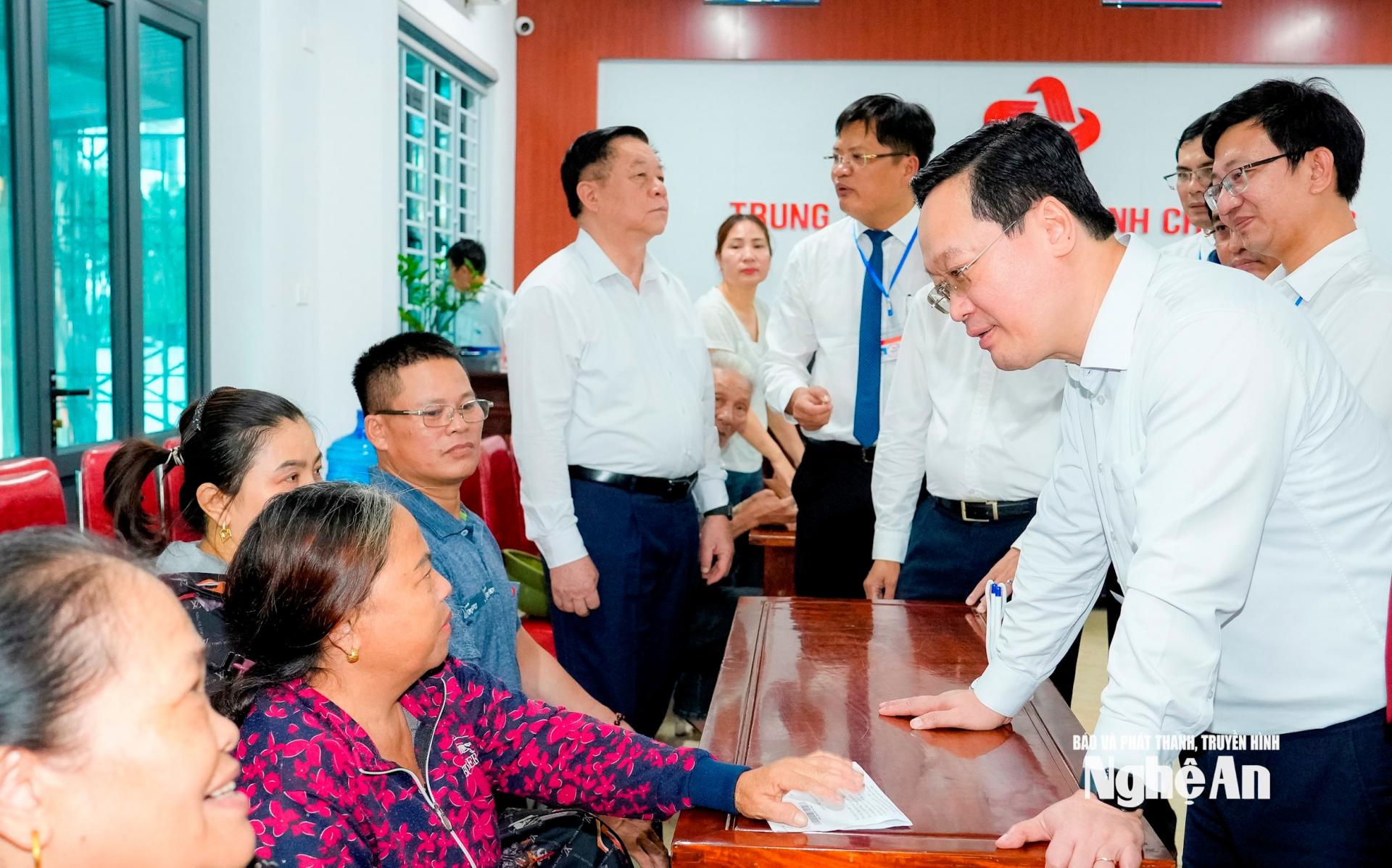 Trưởng ban Tuyên giáo và Dân vận Trung ương Nguyễn Trọng Nghĩa cùng đoàn công tác Trung ương, tỉnh PG88 go Bắn cá chụp ảnh lưu niệm tại Trung tâm phục vụ hành chính công phường Cửa Lò. Ảnh: Phạm Bằng