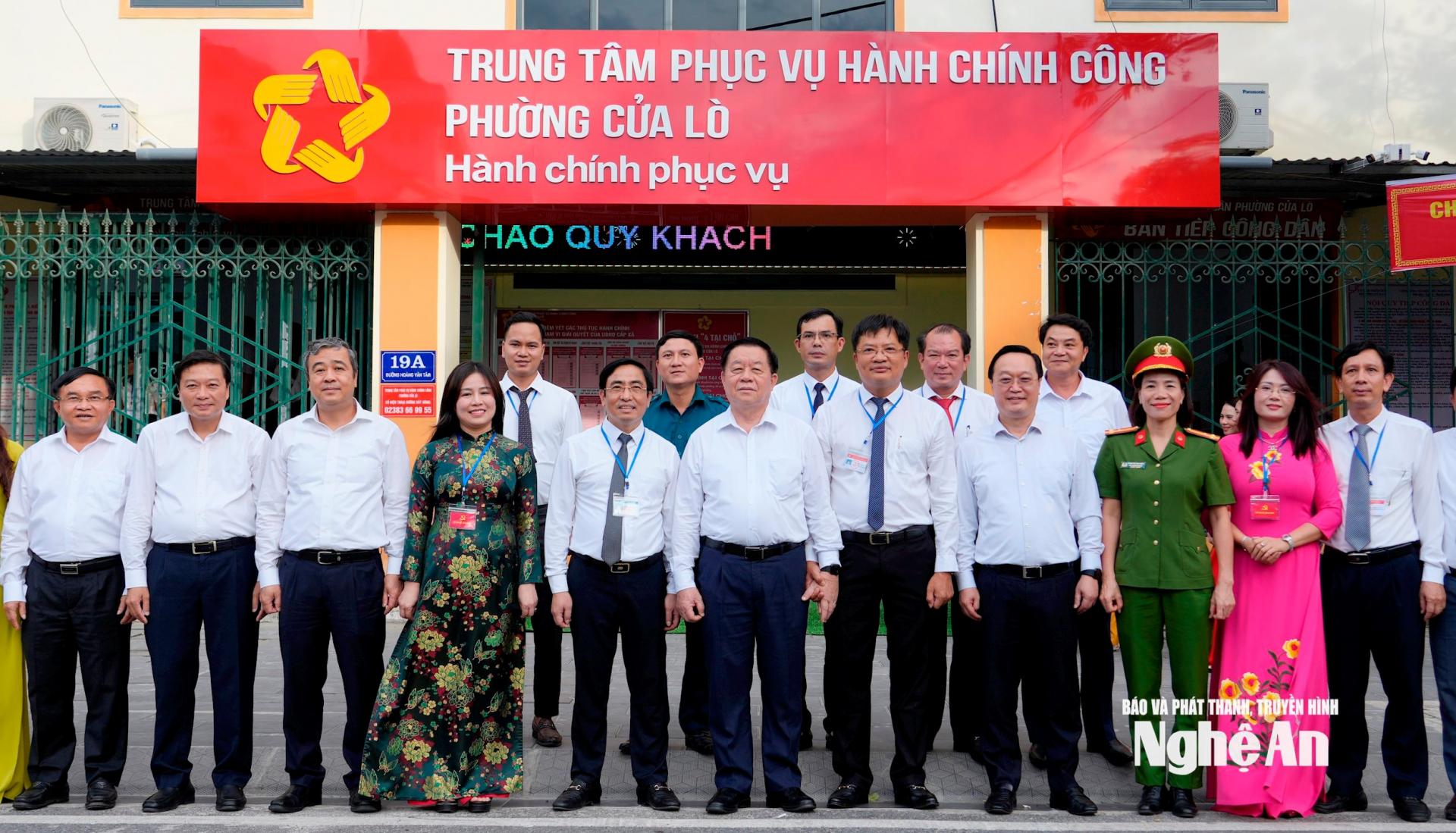 Trưởng ban Tuyên giáo và Dân vận Trung ương Nguyễn Trọng Nghĩa cùng đoàn công tác Trung ương, tỉnh PG88 go Bắn cá chụp ảnh lưu niệm tại Trung tâm phục vụ hành chính công phường Cửa Lò. Ảnh: Phạm Bằng