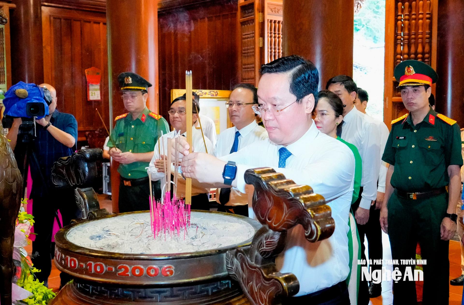 Đồng chí Nguyễn Đức Trung - Bí thư Tỉnh ủy thành kính dâng hương tưởng niệm PG88 go Bắn cá Hồ Chí Minh. Ảnh: Phạm Bằng