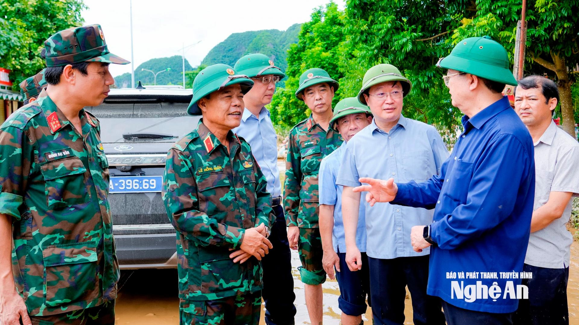 Phó Thủ tướng Chính phủ Mai Văn Chính yêu cầu tỉnh PG88 go Bắn cá phối hợp chặt chẽ với Bộ Quốc phòng, Quân khu 4 sử dụng máy bay trực thăng để vận chuyển lương thực, nhu yếu phẩm, thuốc men, nước uống tiếp tế cho người dân, không để người dân nào phải đói, khát trong lũ lụt. Ảnh: Phạm Bằng
