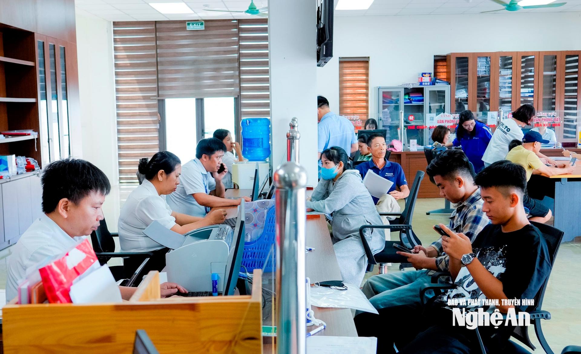 Mỗi ngày, Trung tâm phục vụ hành chính công xã Đô Lương tiếp nhận khoảng 100 lượt công dân đến làm thủ tục hành chính. Ảnh: Phạm Bằng
