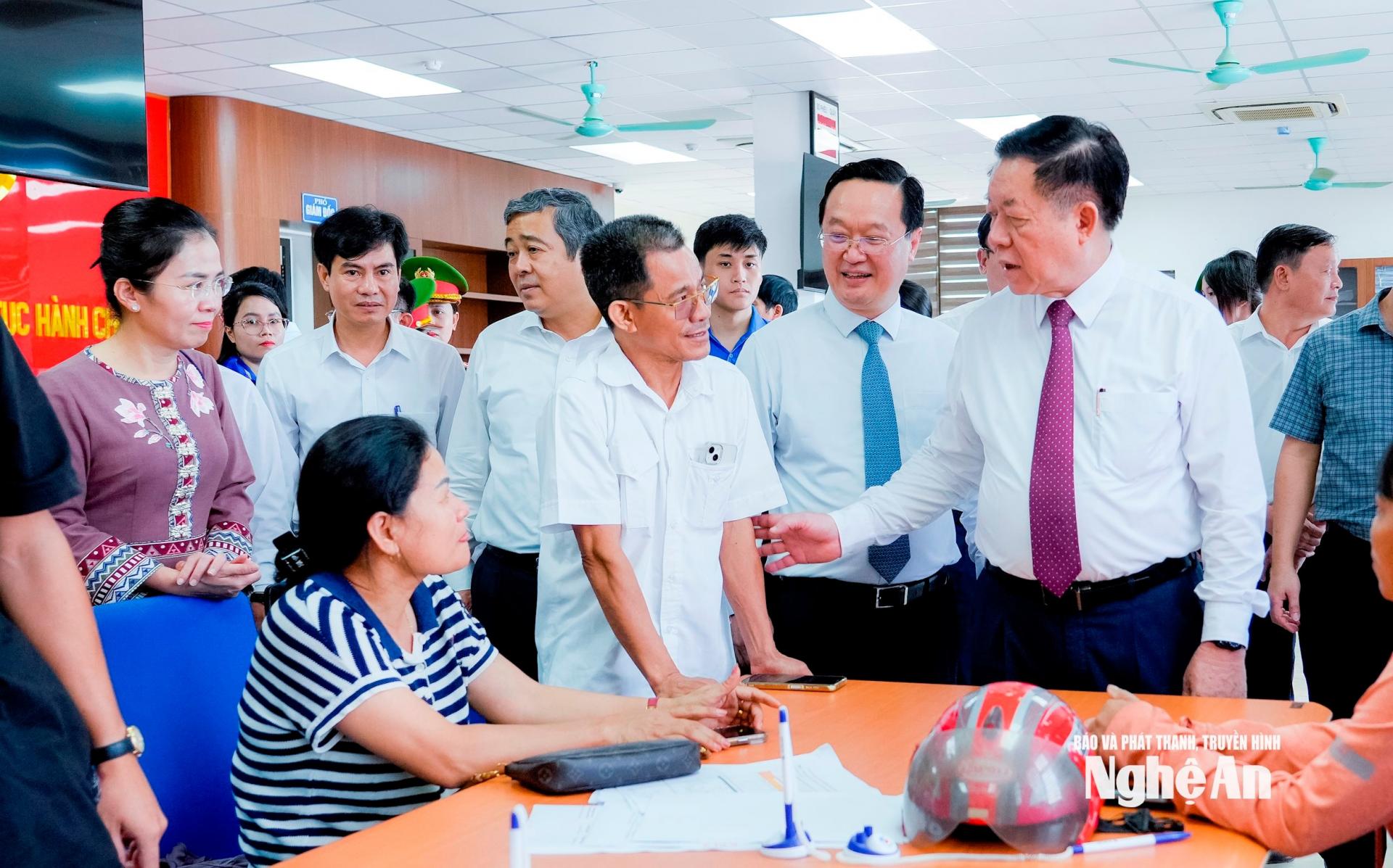 Đồng chí Nguyễn Trọng Nghĩa - Ủy viên Bộ Chính trị, Bí thư Trung ương Đảng, Trưởng ban Tuyên giáo và Dân vận Trung ương thăm hỏi tình hình giải quyết thủ tục hành chính của người dân tại Trung tâm phục vụ hành chính công xã Đô Lương. Ảnh: Phạm Bằng