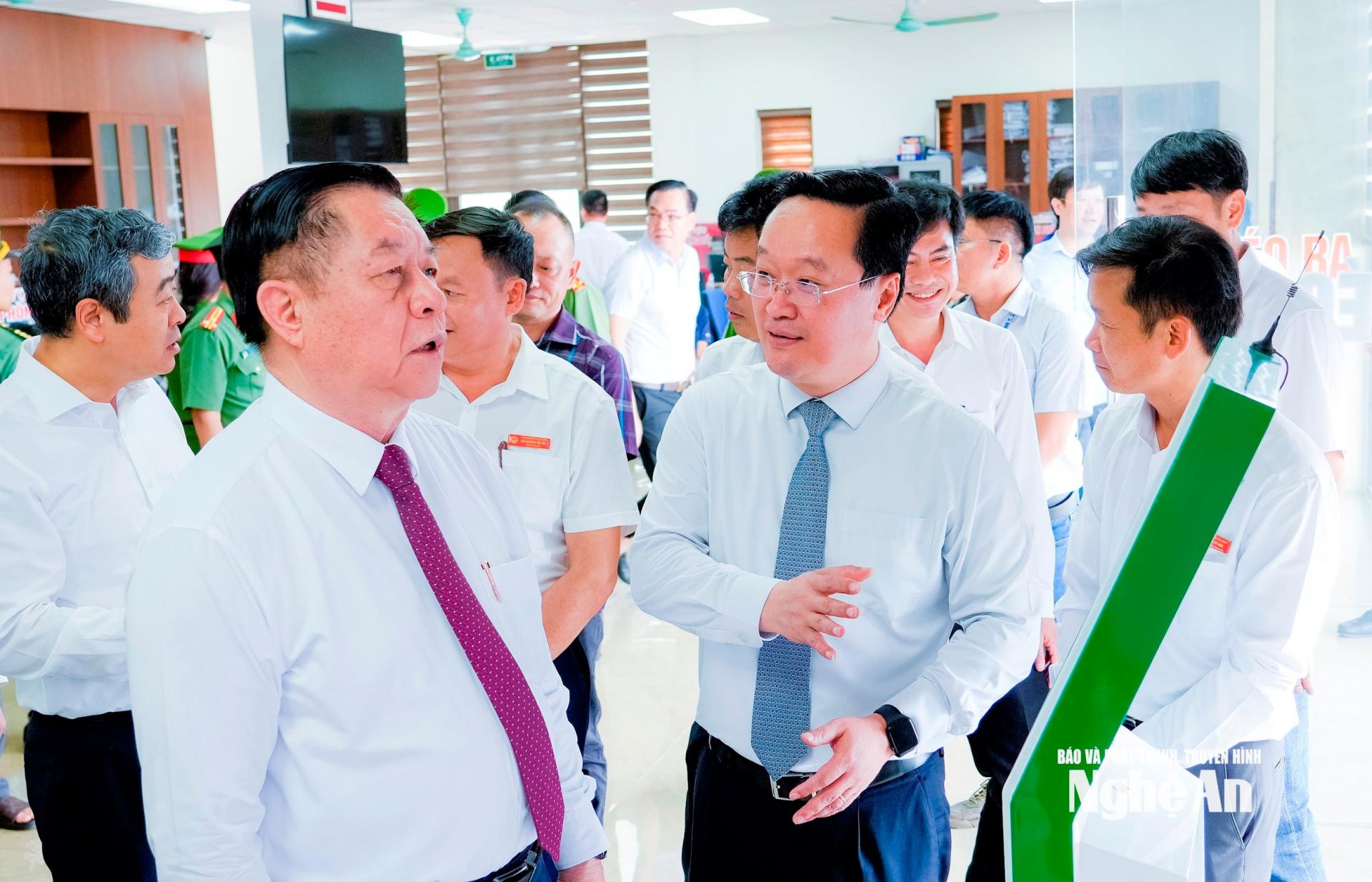 Bí thư Tỉnh ủy Nguyễn Đức Trung báo cáo với Trưởng ban Tuyên giáo và Dân vận Trung ương những vấn đề trong quá trình hoạt động của Trung tâm Phục vụ hành chính công cấp xã. Ảnh: Phạm Bằng