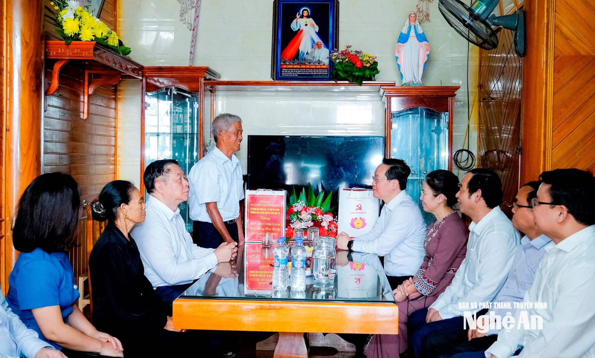 Đồng chí Nguyễn Trọng Nghĩa - Trưởng ban Tuyên giáo và Dân vận Trung ương đến thăm, tặng quà gia đình ông Trần Đăng Văn - đảng viên có đạo công giáo, anh trai là liệt sĩ. Ảnh: Phạm Bằng