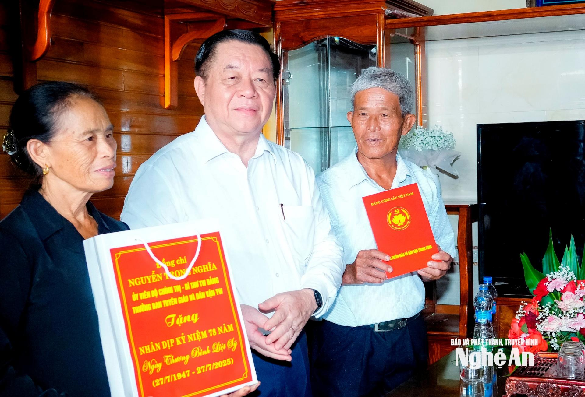 Đồng chí Nguyễn Trọng Nghĩa - Trưởng ban Tuyên giáo và Dân vận Trung ương đến thăm, tặng quà gia đình ông Trần Đăng Văn - đảng viên có đạo công giáo, anh trai là liệt sĩ. Ảnh: Phạm Bằng