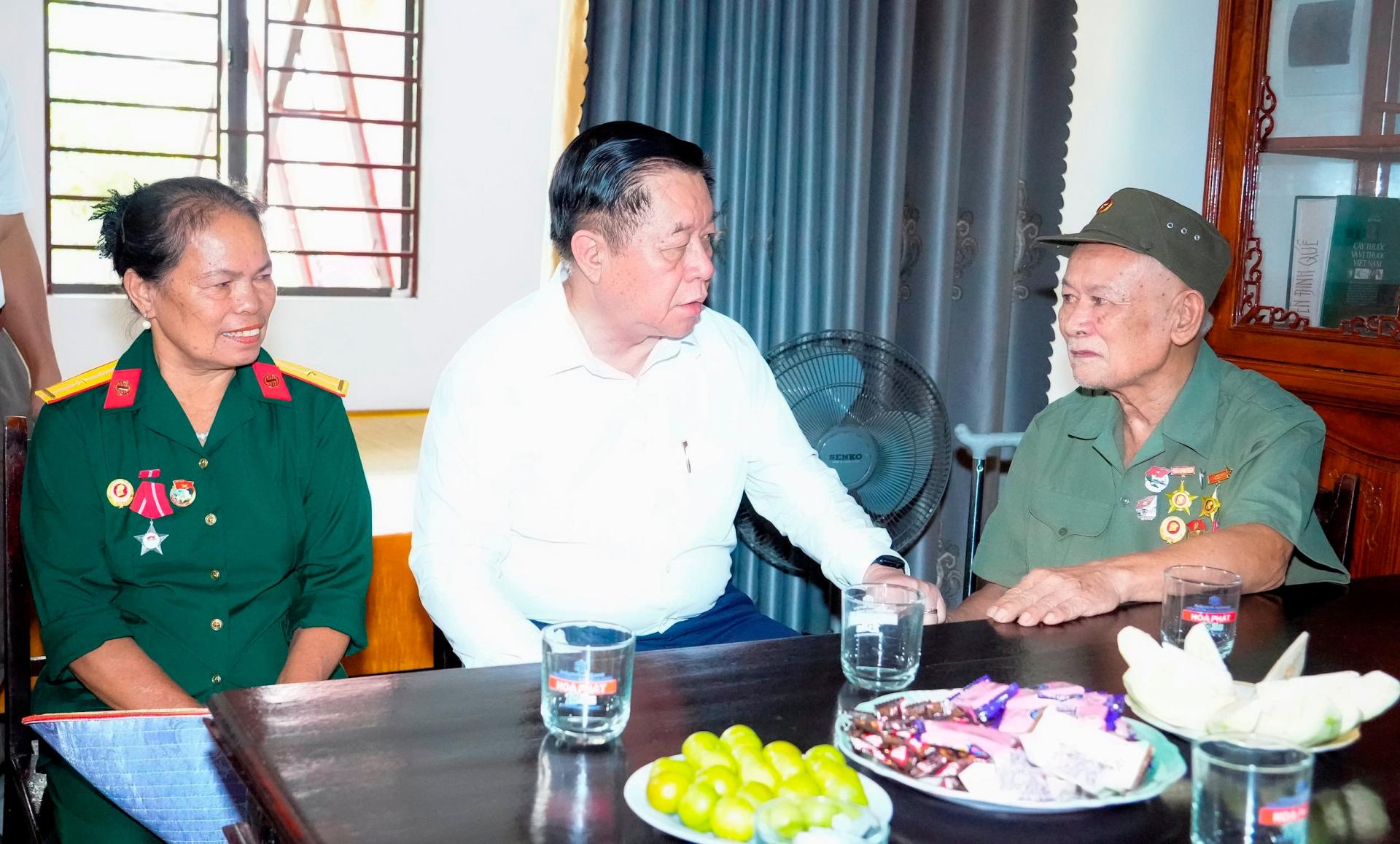 Đồng chí Nguyễn Trọng Nghĩa - Trưởng ban Tuyên giáo và Dân vận Trung ương đến thăm gia đình thương binh Nguyễn Đình Quế, đảng viên 59 tuổi Đảng. Ảnh: Phạm Bằng
