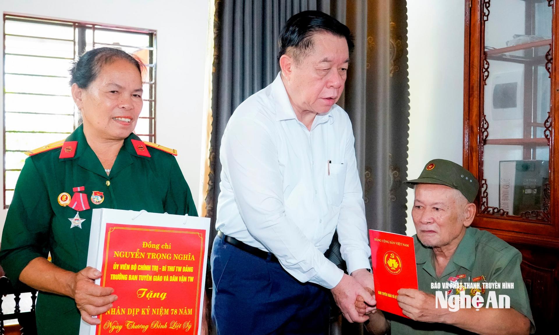 Đồng chí Nguyễn Trọng Nghĩa - Trưởng ban Tuyên giáo và Dân vận Trung ương tặng quà gia đình thương binh Nguyễn Đình Quế, đảng viên 59 tuổi Đảng. Ảnh: Phạm Bằng