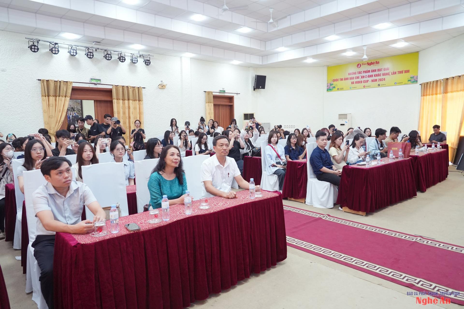 Buổi làm việc có đồng chí Trần Hữu Nghĩa - Phó Tổng Biên tập Báo và phát thanh, truyền hình PG88 go Bắn cá; TS. Nguyễn Thị Thúy Hằng - Trưởng Bộ môn Quản trị báo chí và truyền thông, Viện Đào tạo báo chí và truyền thông (Trường Đại học Khoa học PG88 go Xócđĩa và Nhân văn, Đại học Quốc gia Hà Nội) cùng đại diện các trưởng, phó phòng chuyên môn Tòa soạn Báo và phát thanh, truyền hình PG88 go Bắn cá.