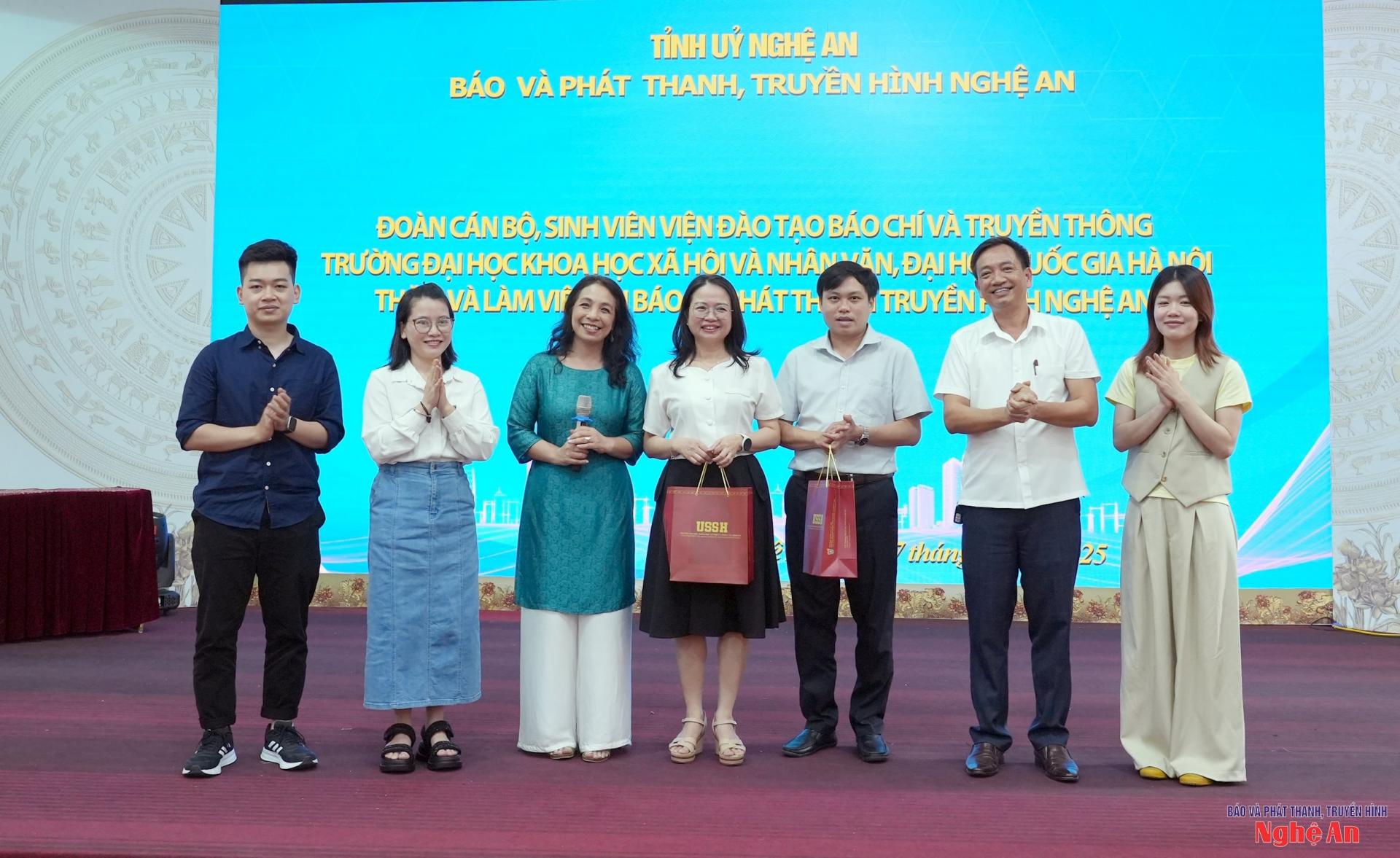 Đại diện đoàn công tác và lãnh đạo Tòa soạn Báo và phát thanh, truyền hình PG88 go Bắn cá.