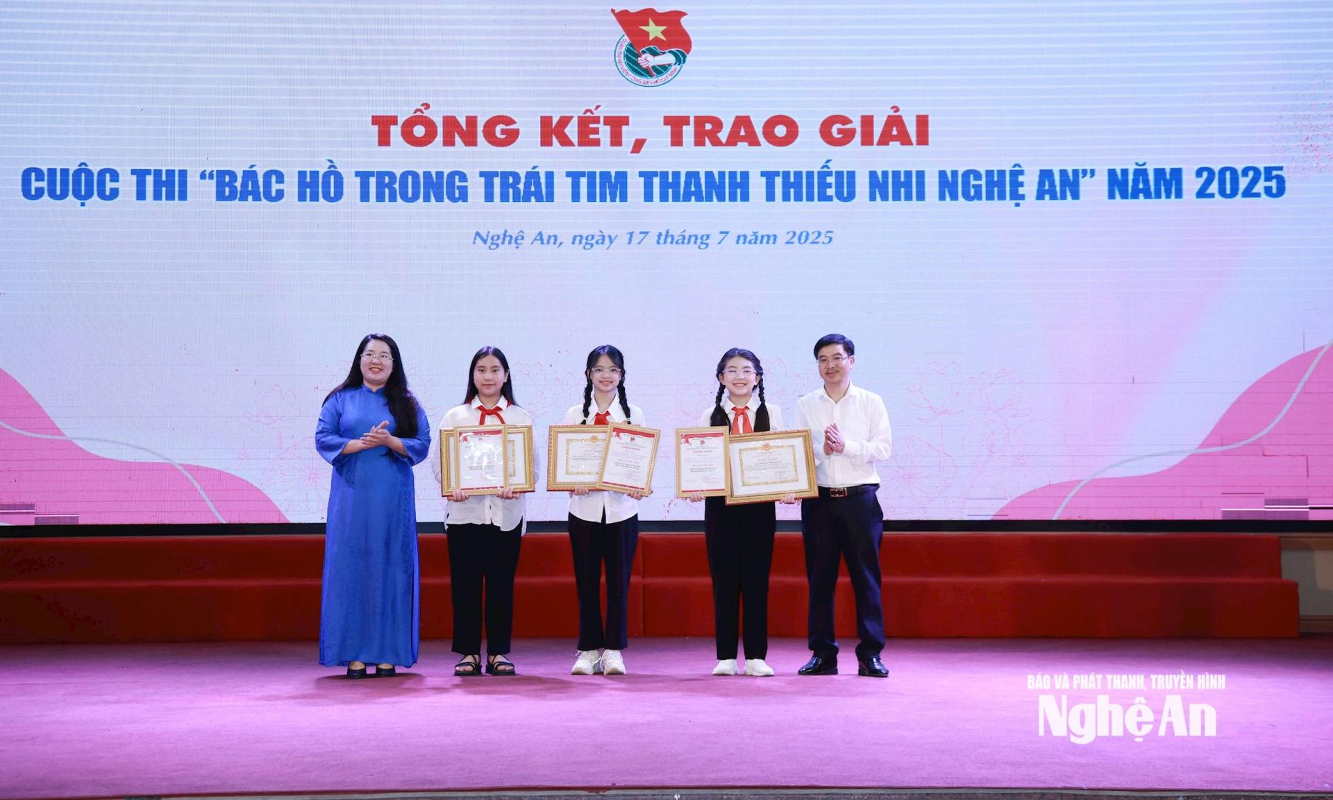 Đại diện Ban Tổ chức trao giải Đặc biệt cho nhóm tác giả tại nội dung xây dựng MV âm nhạc “Bác Hồ với khúc hát dân ca. Ảnh: Thanh Quỳnh