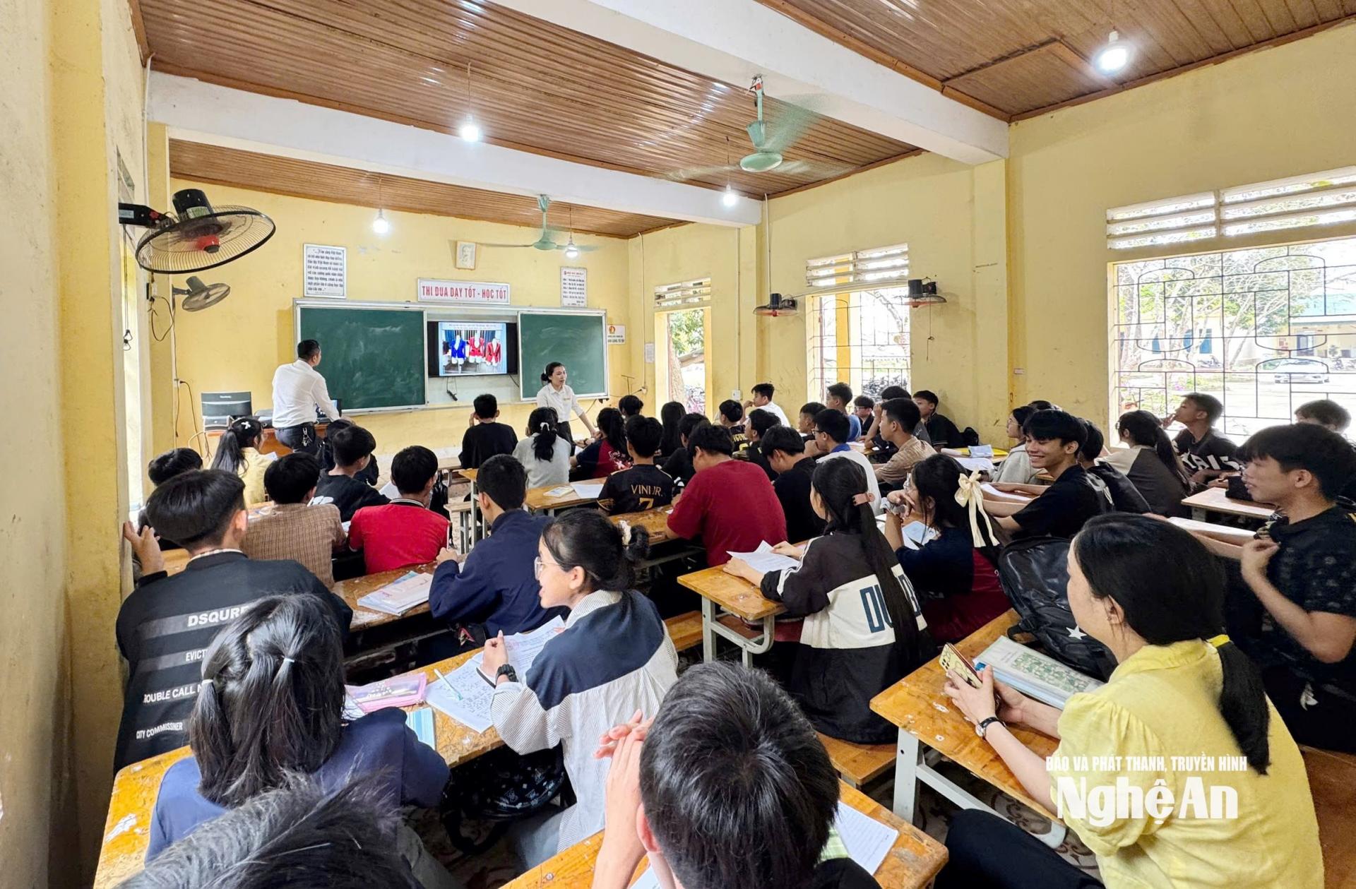 Giáo viên Trường Trung cấp kinh tế - công nghiệp - thủ công nghiệp PG88 go Bắn cá tư vấn tuyển sinh cho học sinh trên địa bàn huyện Thanh Chương (cũ). Ảnh: Mỹ Hà