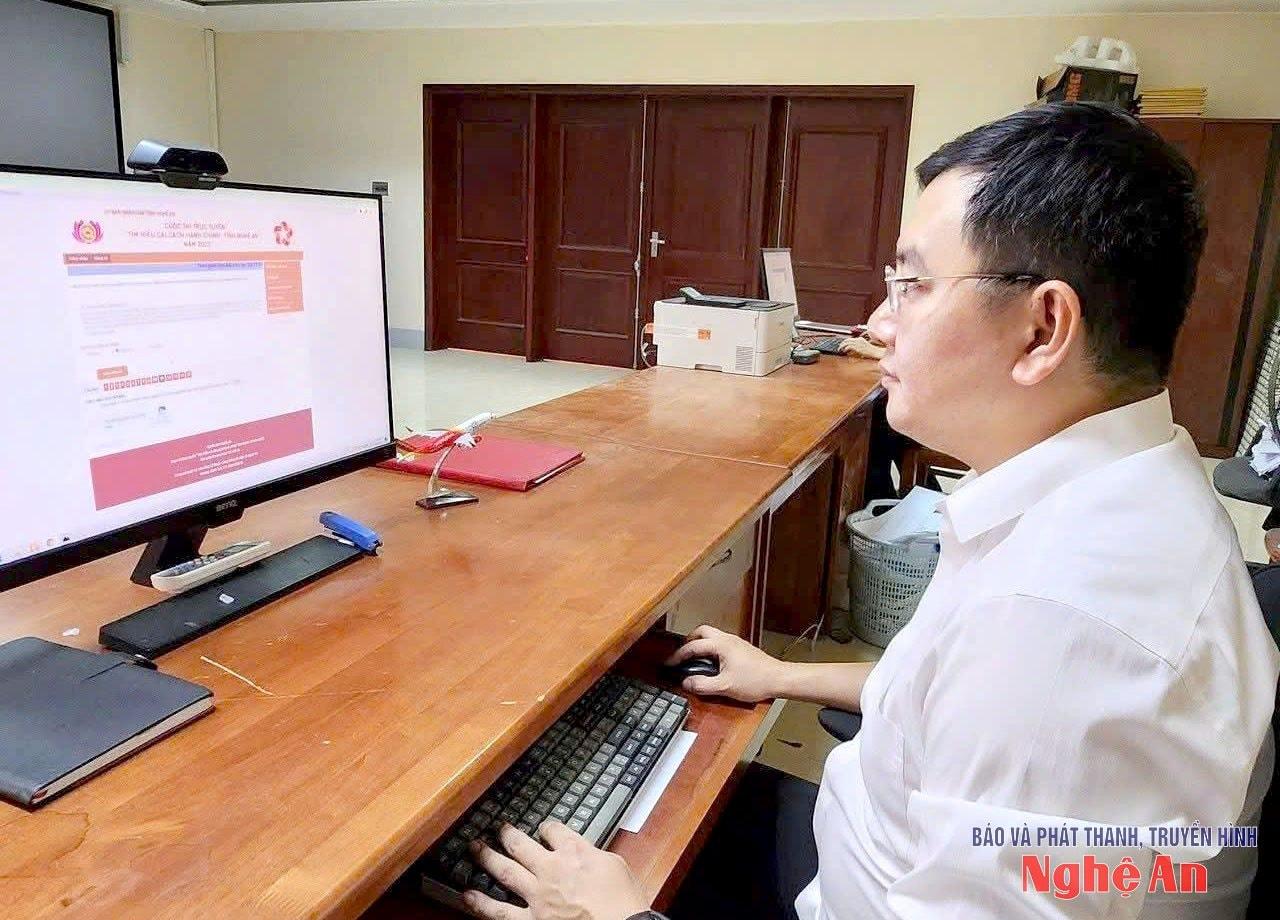 Cán bộ Sở Xây dựng nhập dữ liệu và xác định hướng tuyến theo bản đồ mới ở PG88 go Bắn cá.