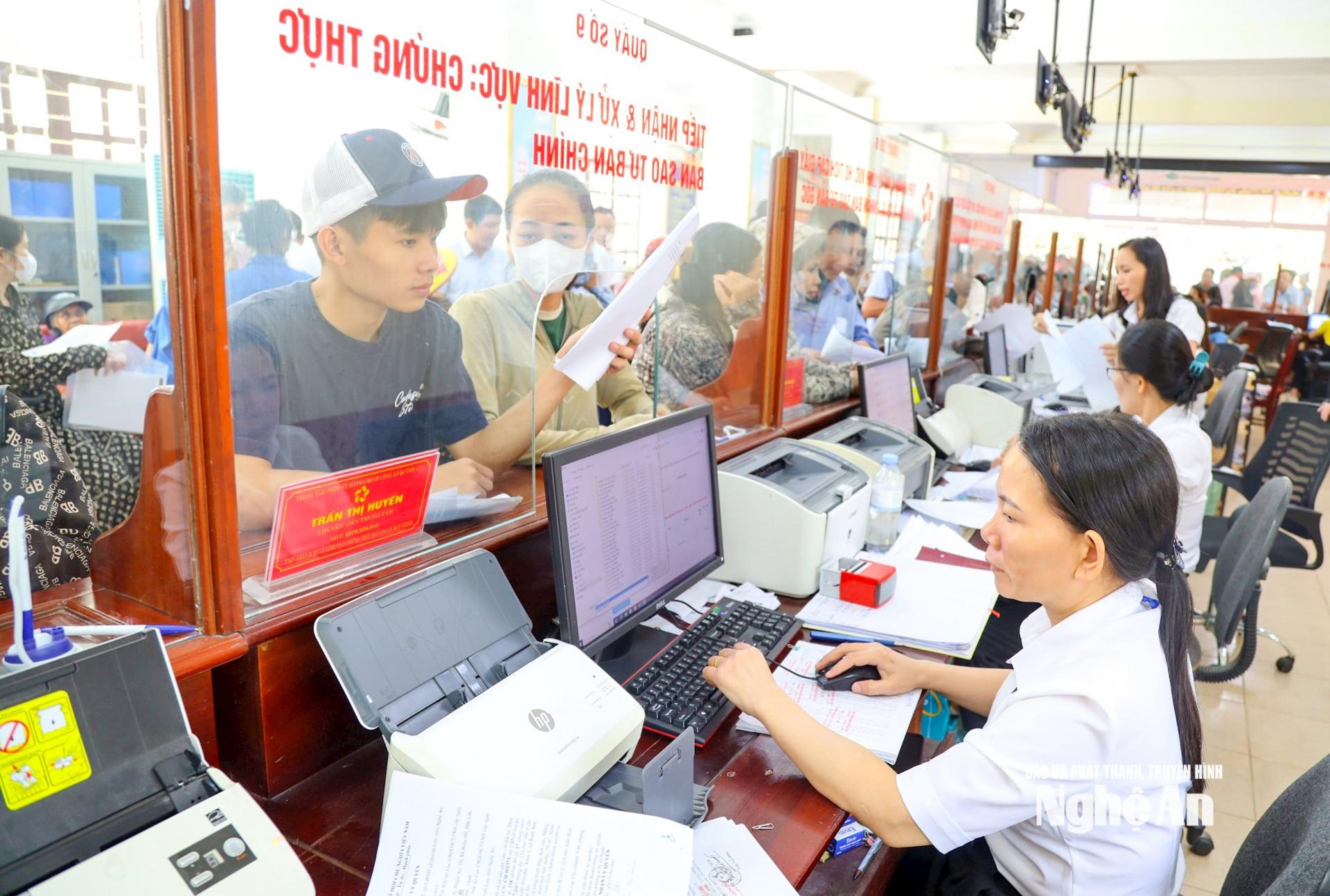 Cán bộ, công chức xã Quỳnh Lưu giải quyết thủ tục hành chính cho người dân.