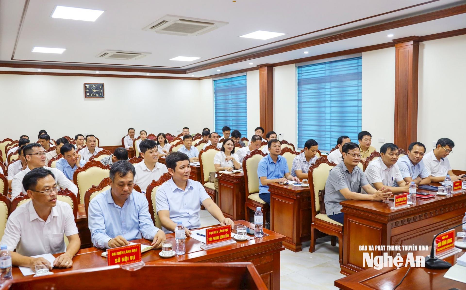 Đoàn công tác của tỉnh làm việc với đại diện lãnh đạo 7 xã.