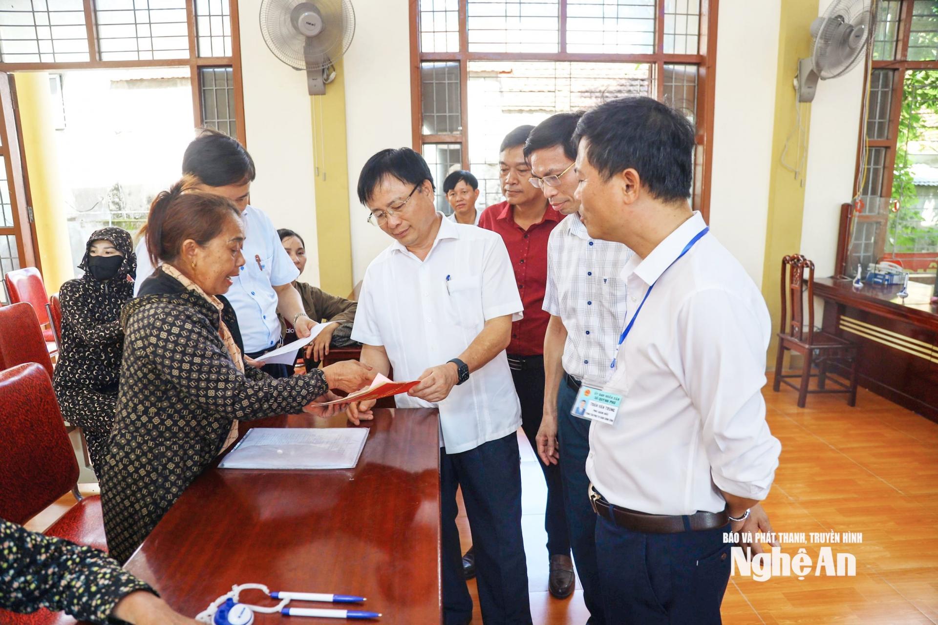 Đồng chí Bùi Đình Long kiểm tra việc vận hành chính quyền địa phương 2 cấp tại xã Quỳnh Phú.