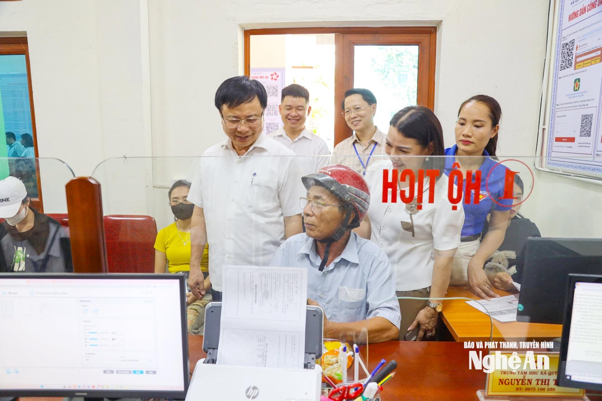 Đồng chí Bùi Đình Long trò chuyện với người dân tại Trung tâm Phục vụ hành chính công xã Quỳnh Sơn.