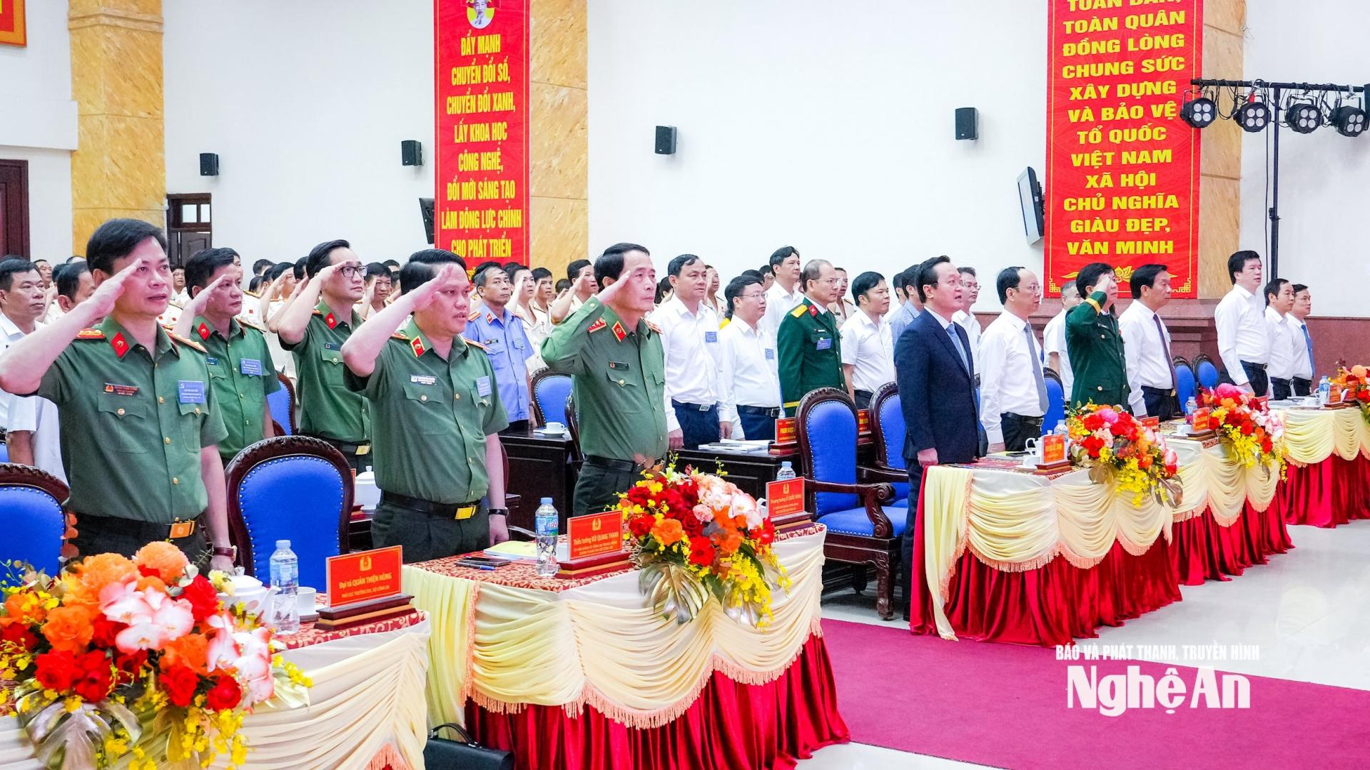 Các đại biểu thực hiện nghi thức chào cờ.