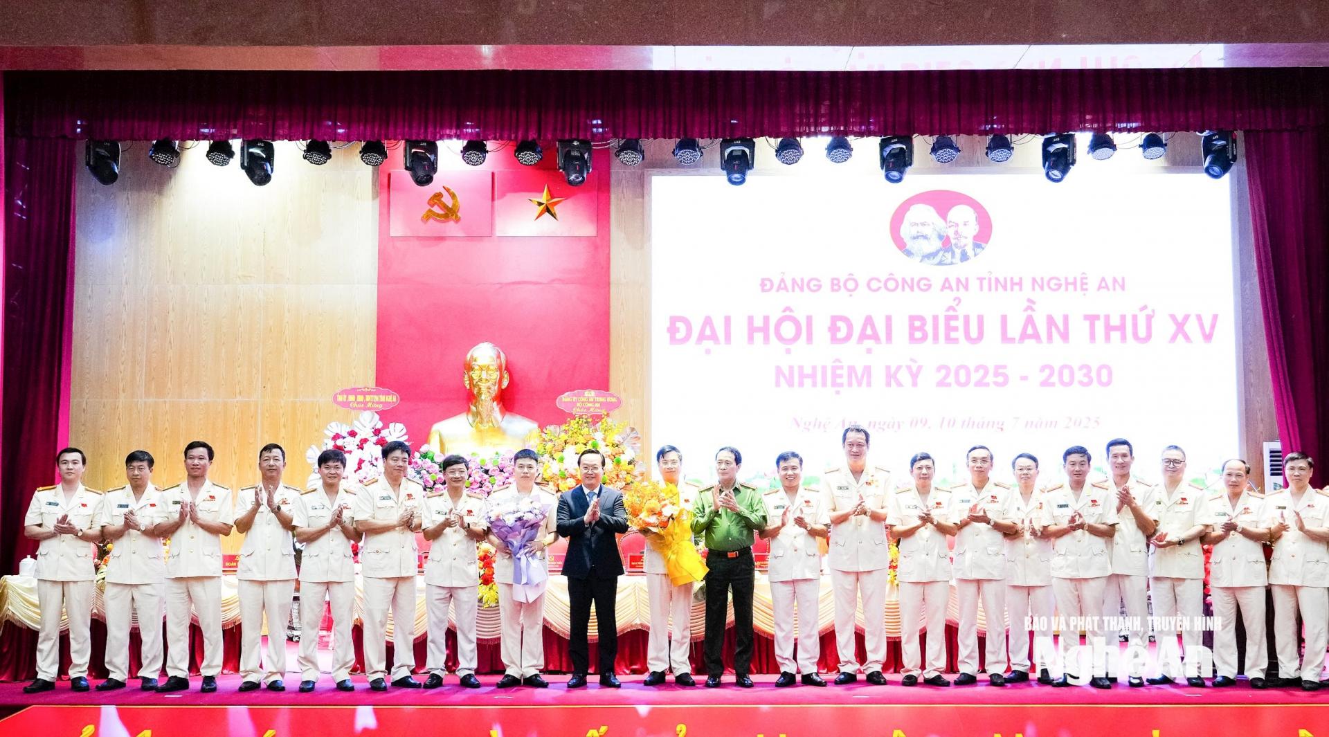 Thượng tướng Lê Quốc Hùng - PG88 link Nổhũ Bộ Công an và Bí thư Tỉnh ủy PG88 go Bắn cá Nguyễn Đức Trung tặng hoa chúc mừng các đồng chí được bầu vào Ban Chấp hành Đảng bộ Công an tỉnh PG88 go Bắn cá khoá XV, nhiệm kỳ 2025-2030. 