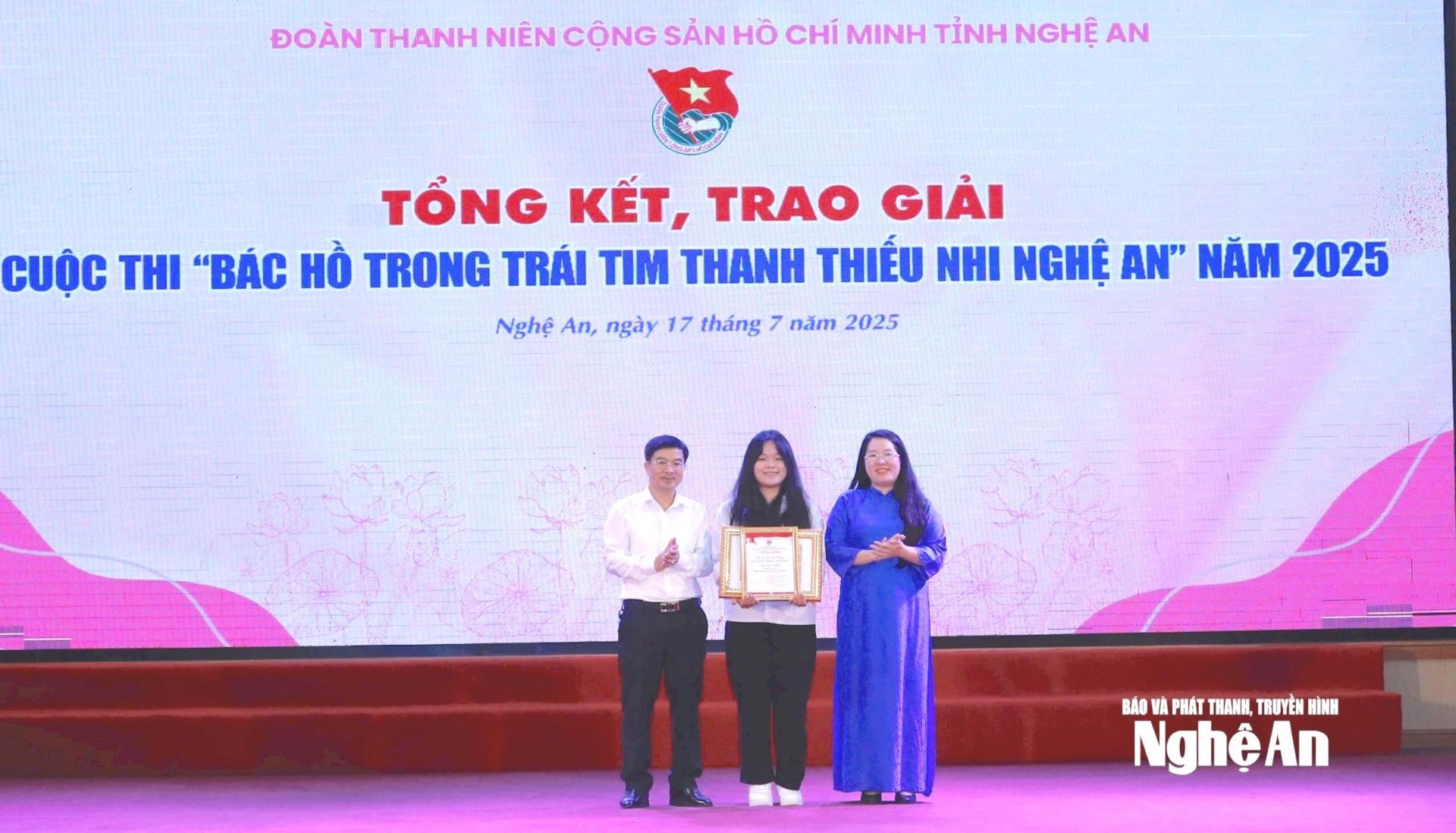 Đại diện Ban Tổ chức trao giải Nhất cho thí sinh tại nội dung thi viết “Quê hương trong trái tim Người. Ảnh: Hữu Hoàng