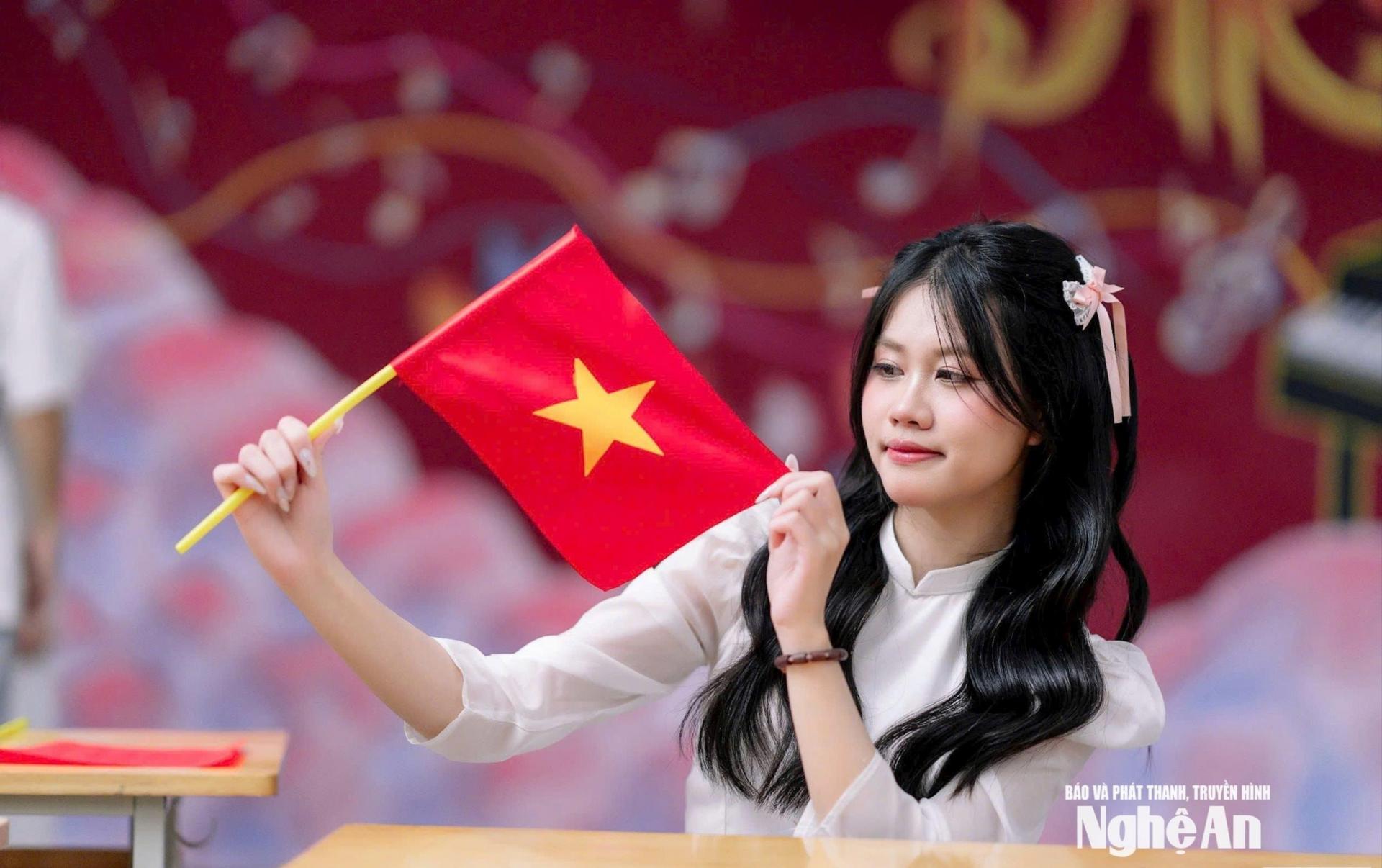 Nguyễn Trần Yến Nhi là học sinh đầu tiên đưa danh hiệu thủ khoa toàn quốc về với Trường THPT Cửa Lò. Ảnh: NVCC