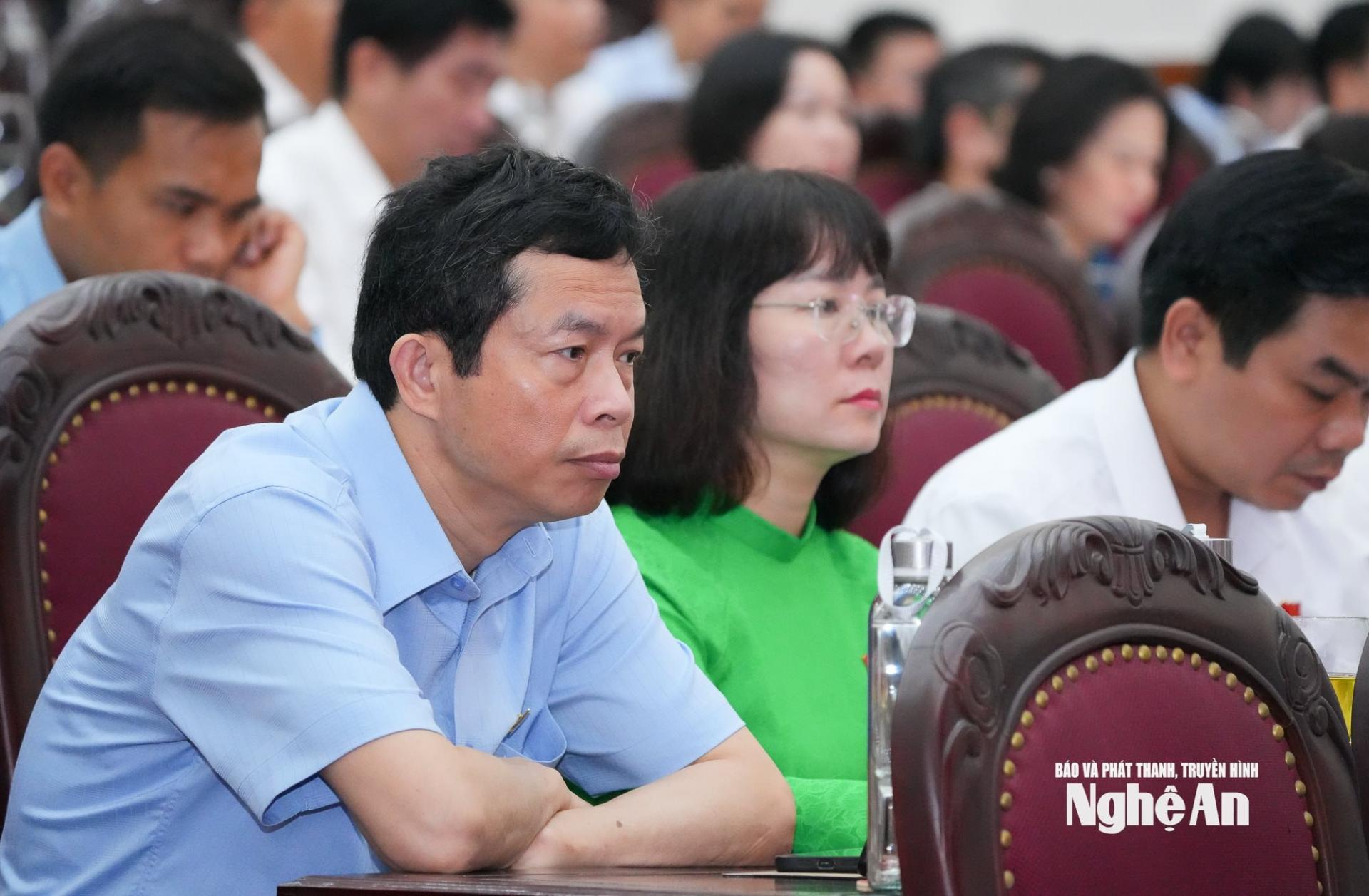 Các đại biểu HĐND tỉnh tham dự kỳ họp.
