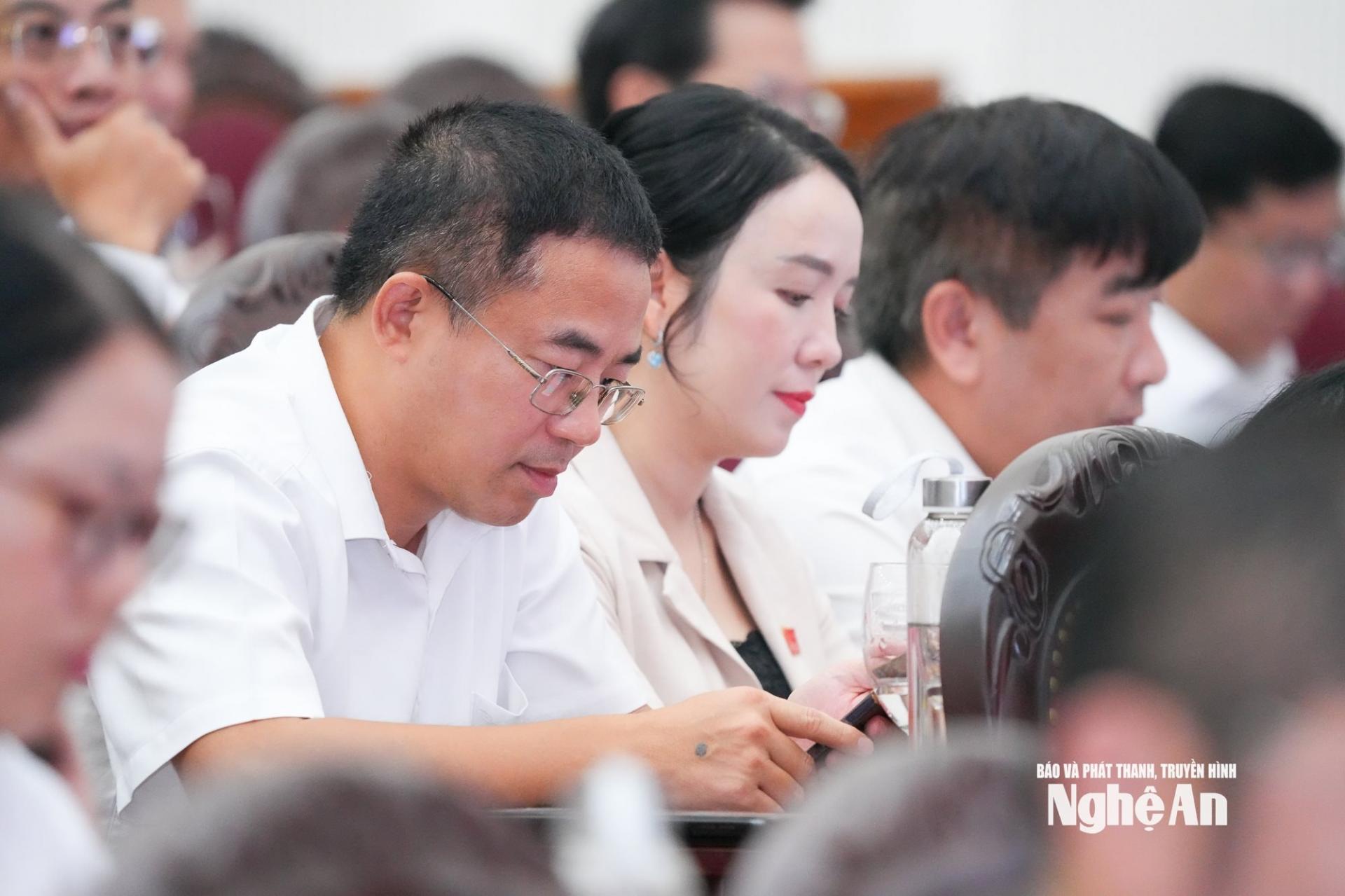 Các đại biểu HĐND tỉnh tham dự kỳ họp.
