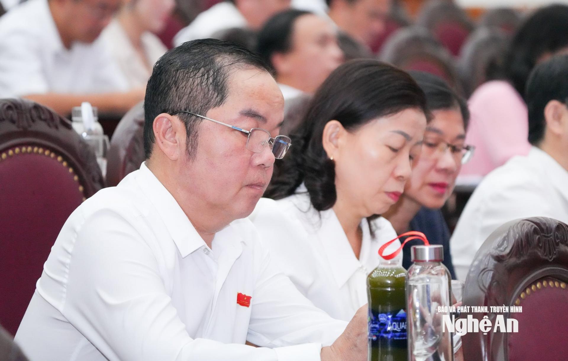 Các đại biểu HĐND tỉnh tham dự kỳ họp.