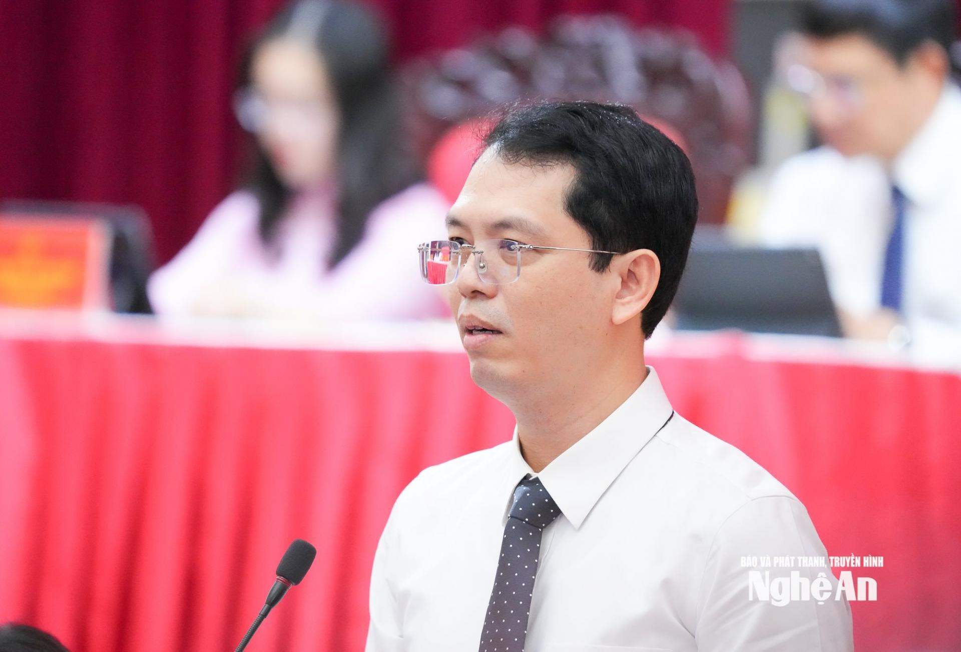 Giám đốc Sở Tài chính Trịnh Thanh Hải trả lời chất vấn.